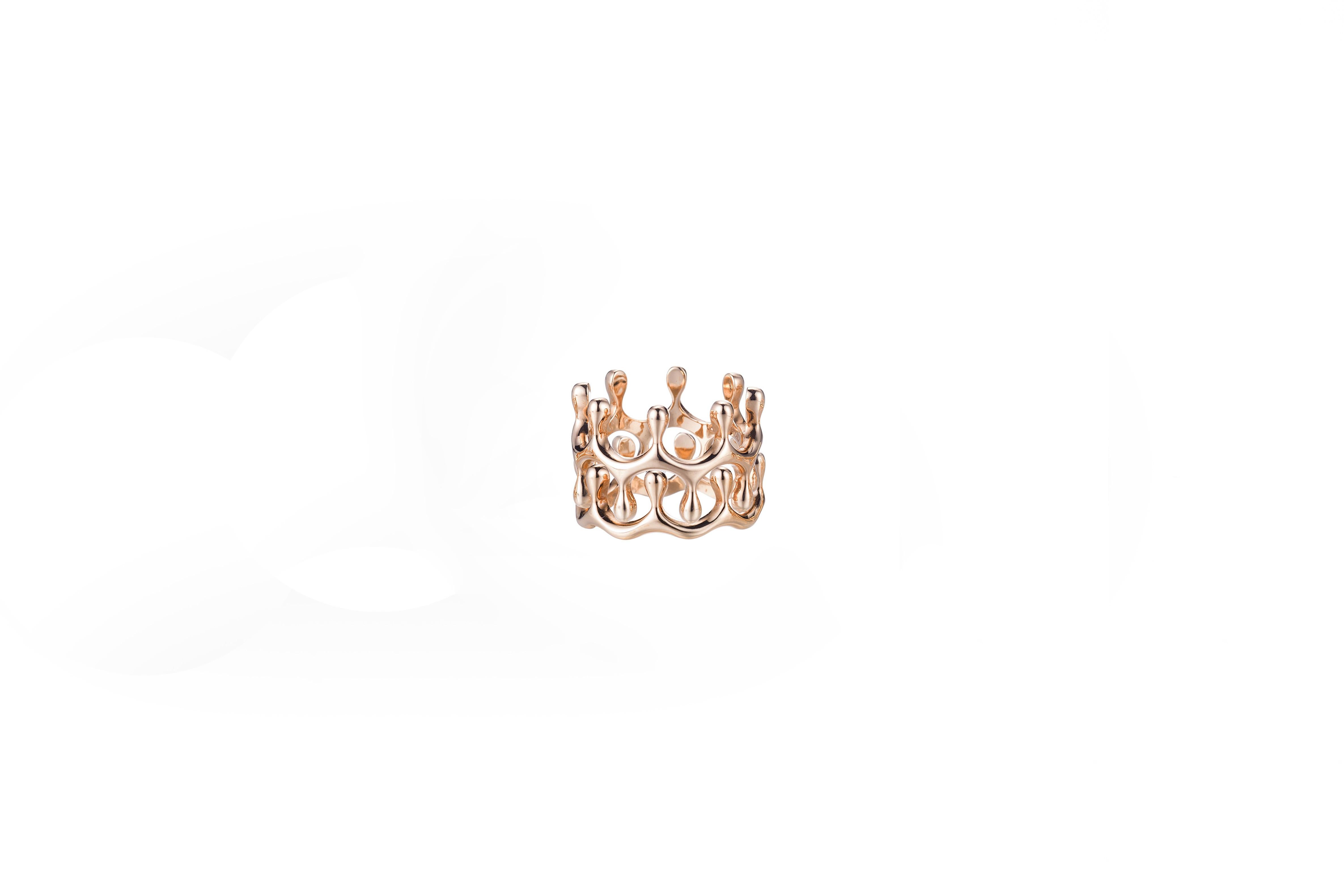Alone or in pairs, or on different fingers,  it can be rearranged differently every day, to create a new ring and a new-found love every day.
It is a piece of jewellery that never grows old.
A playful ring made up of three crown-shaped rings that