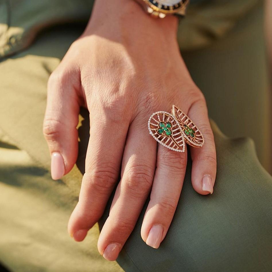 This RADIOSA ring can be the perfect statement piece for special occasions or add a touch of elegance & colour to everyday wear. The two gold & diamonds drops are set in contrarié and sit diagonally on the fingers. 
Tzavorite is a vibrant green