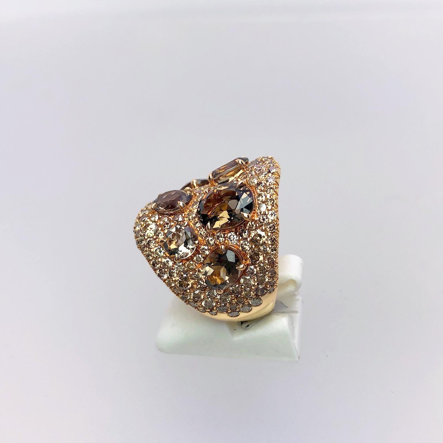 Dieser Ring aus 18 Karat Roségold ist mit braunen Diamanten besetzt. Ovale Rauchquarzsteine sind in den 23,5 mm breiten Ring eingefasst.
Braune Diamanten von insgesamt 3,51 Karat
Rauchquarz insgesamt 5,83 Karat
Ring Größe 7.5
Gestempelt