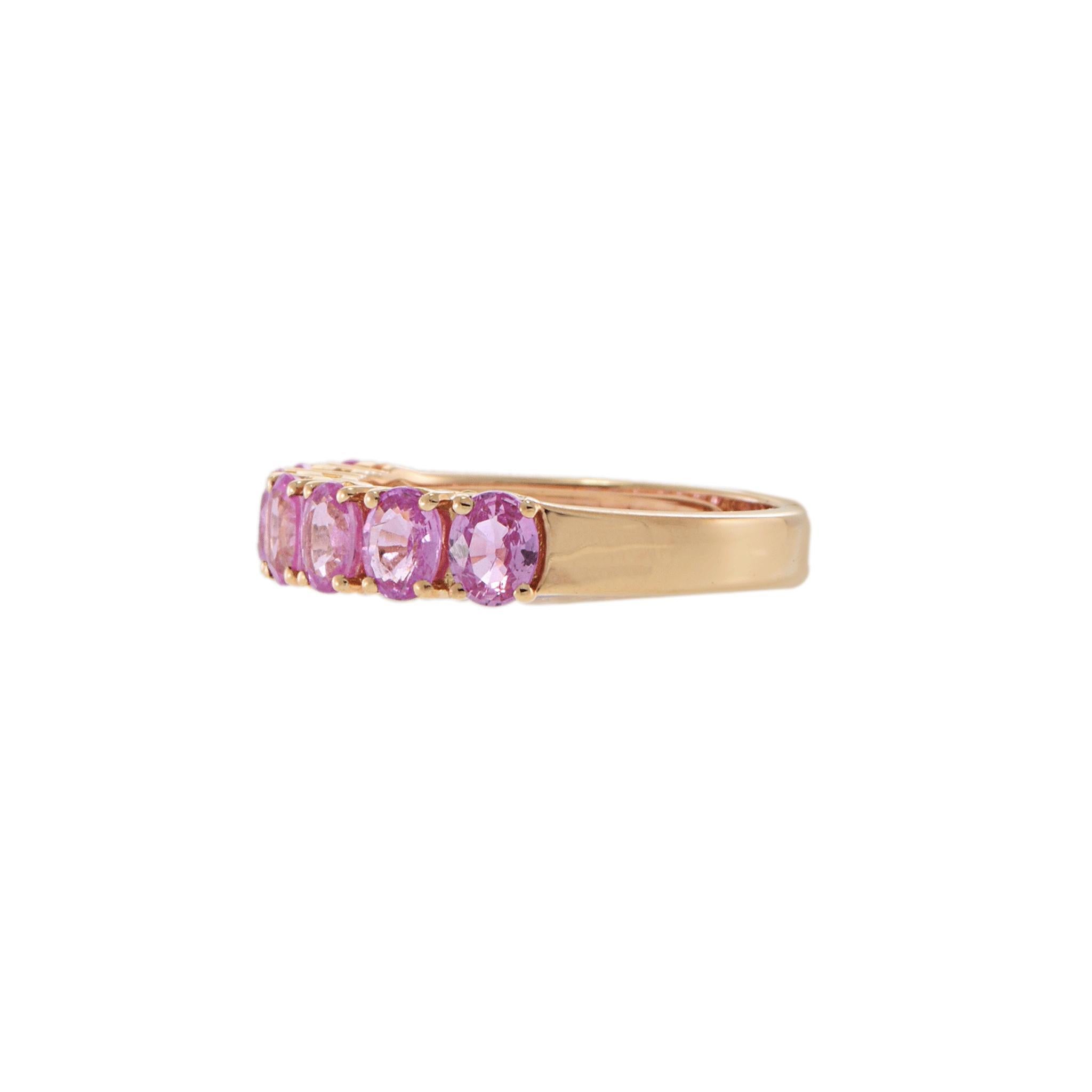 Refinado y radiante, este anillo de oro rosa de 18 quilates está engastado con una hilera completa de vibrantes zafiros rosas ovales que suman un total de 2,11 quilates. El suave rubor de los zafiros se complementa a la perfección con los tonos