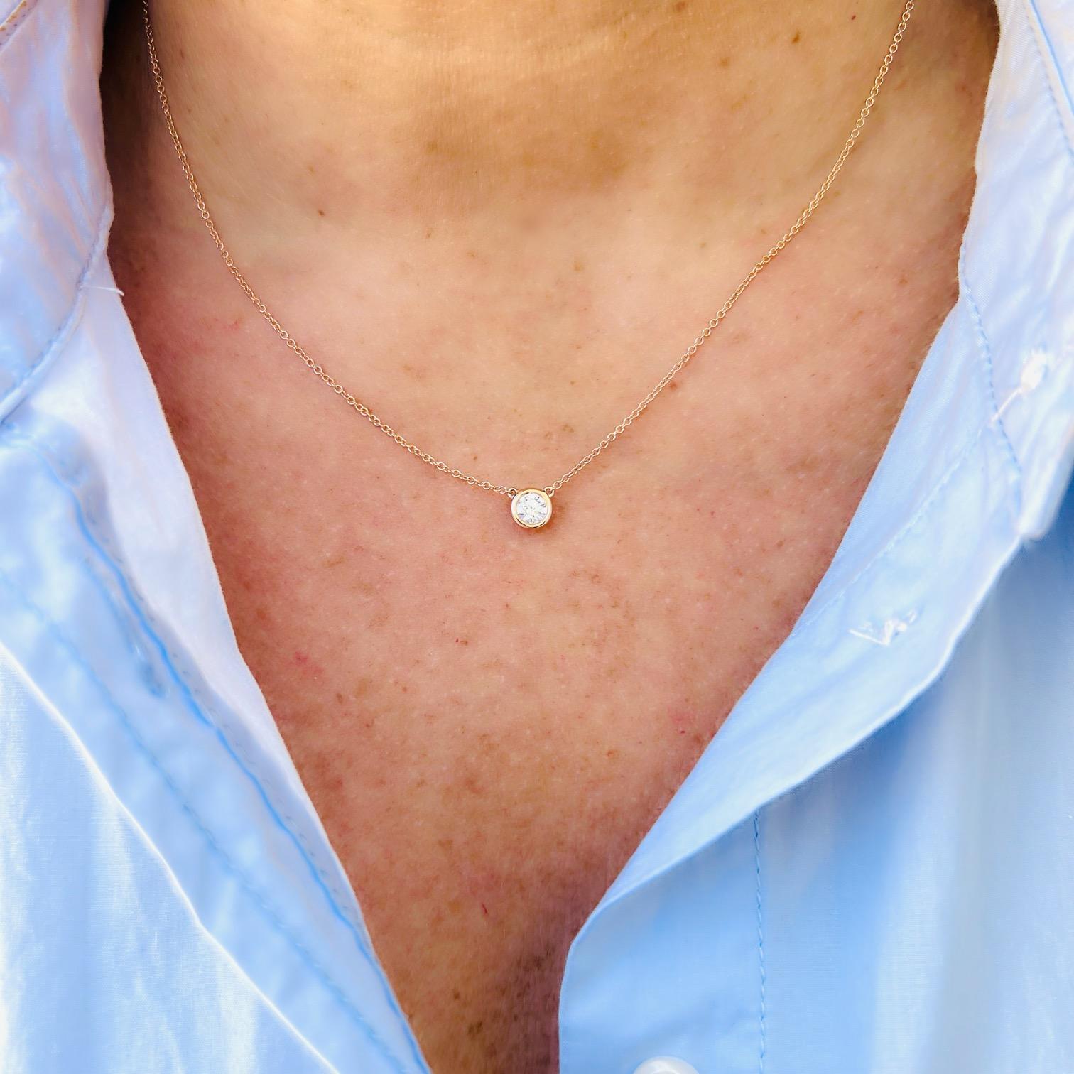 Eleganza classica al massimo! Questa collana in oro rosa 18 carati presenta un singolo diamante rotondo taglio brillante del peso di 0,43 carati sapientemente incastonato e sospeso da una catena a maglie di 18