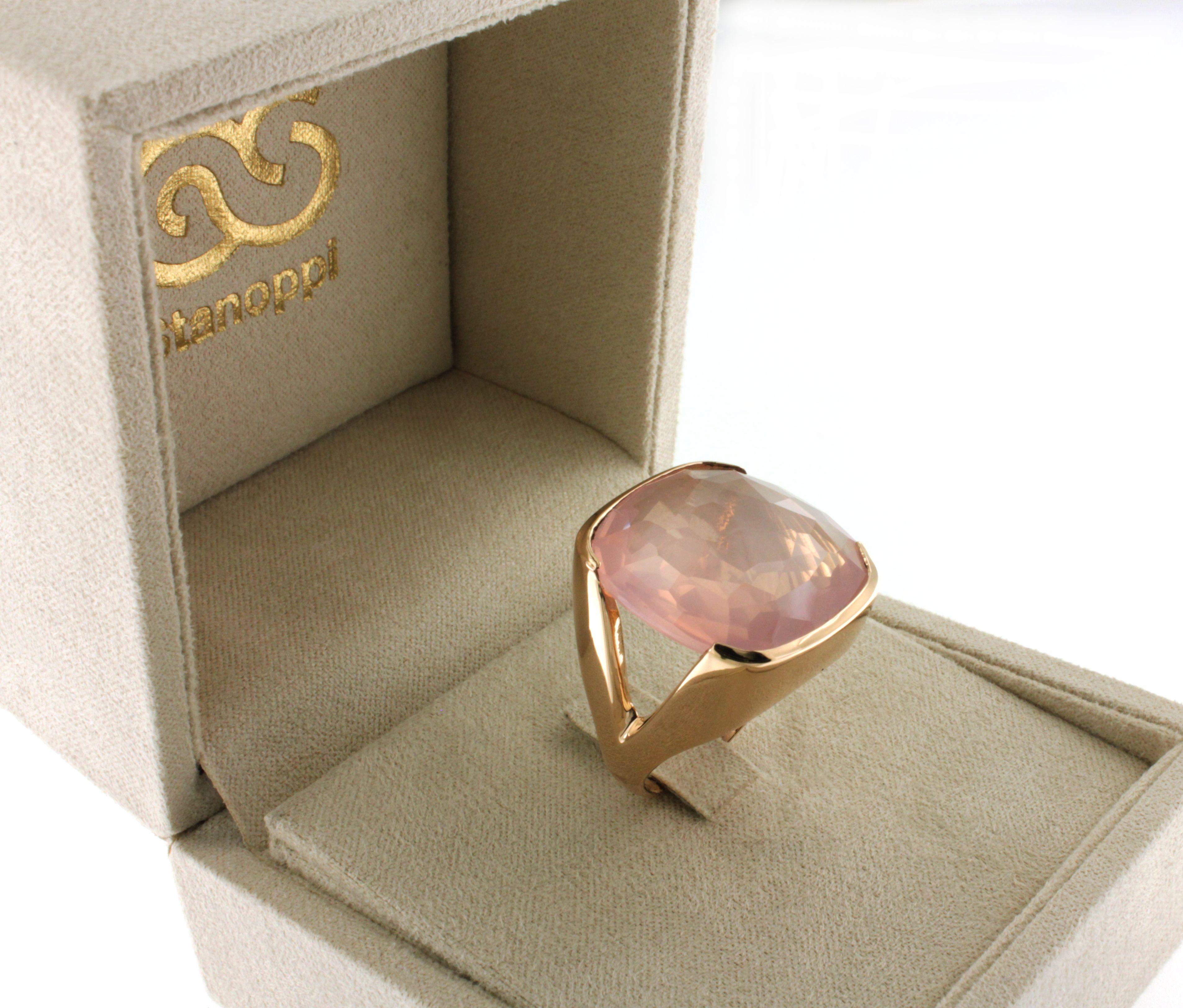 18Kt  Rose Gold Stone Pink Quartz Cocktail Fashion  Modern Contemporaney Ring For Sale 4