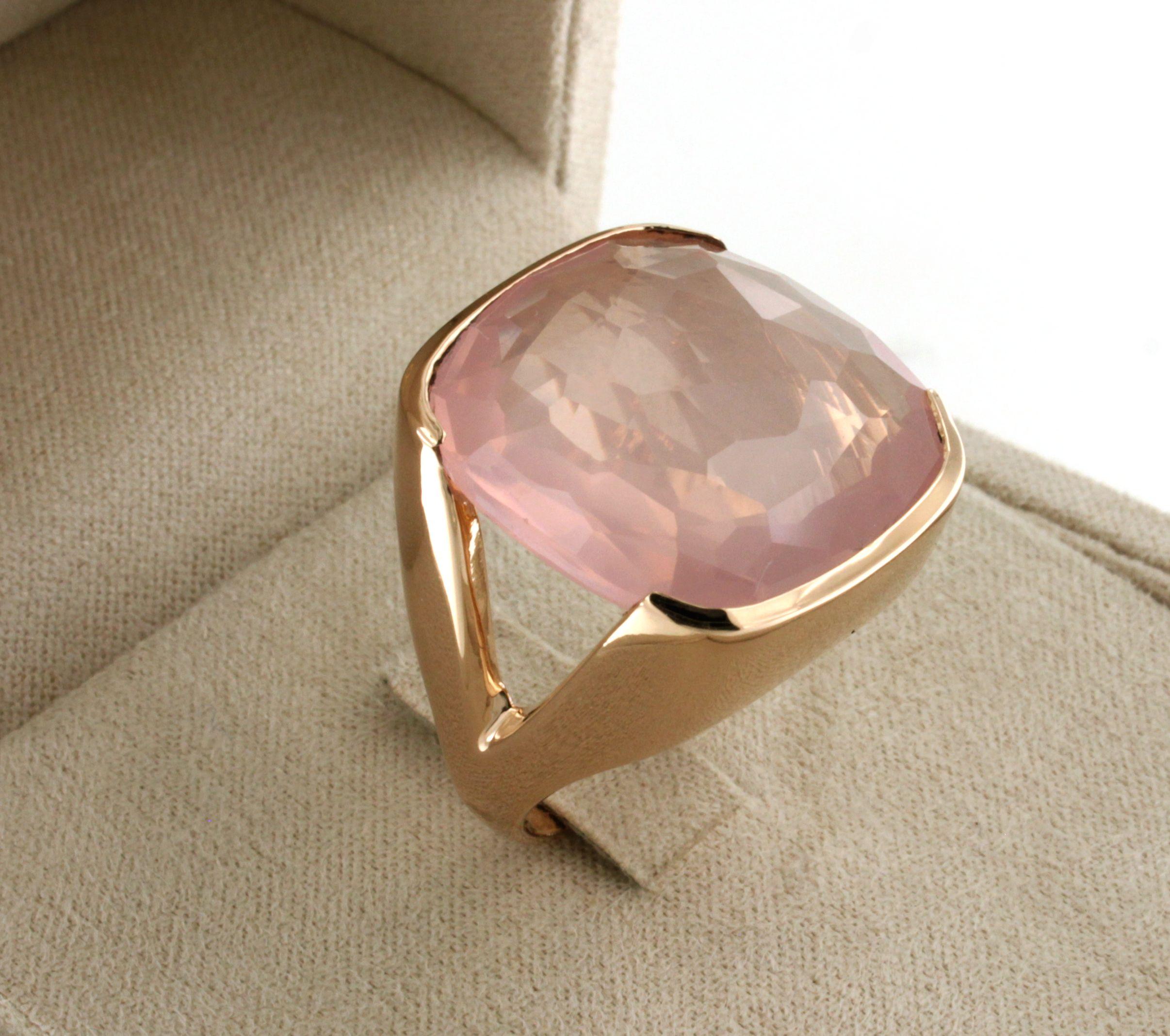 18Kt  Rose Gold Stone Pink Quartz Cocktail Fashion  Modern Contemporaney Ring For Sale 6