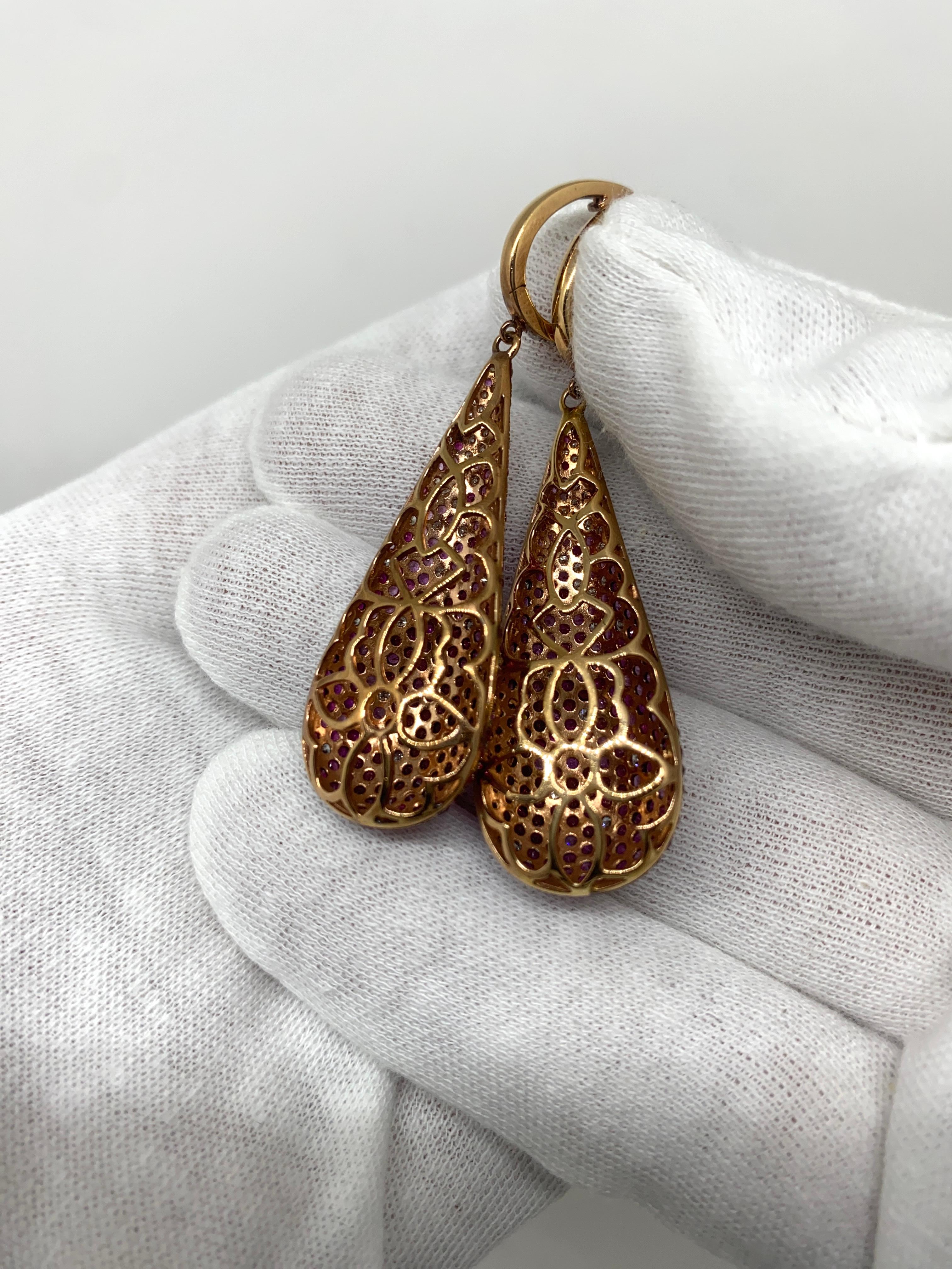Superbes boucles d'oreilles en or rose 18 carats, rubis 4,13 carats, saphirs 1,82 carat et diamants Pour femmes en vente