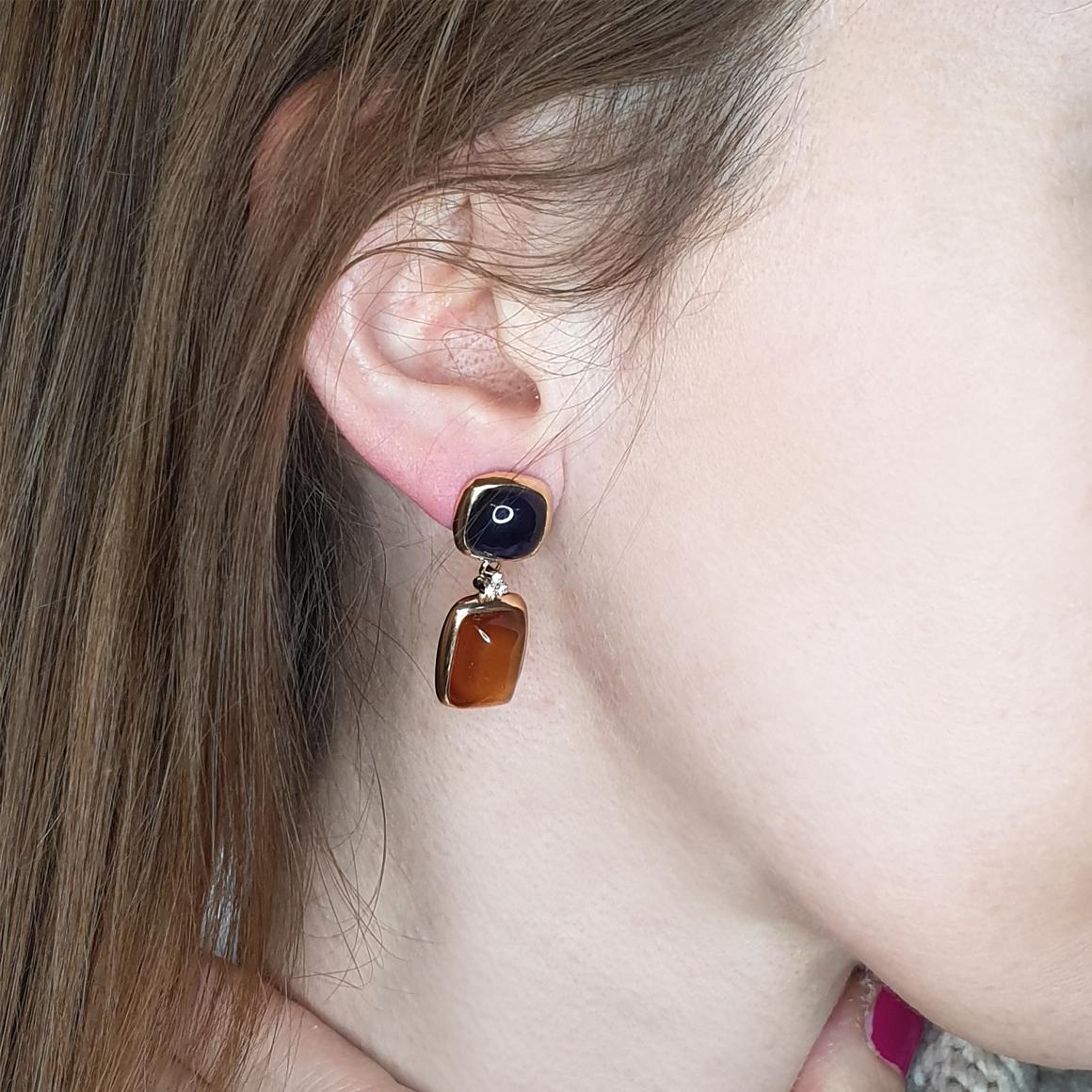 Trendy earrings in rose gold 18 Karat with Iolite square cut (size stone: 10x10 mm, h 7 mm), garnet essonite rettangular cut (size: 10x14) and Diamonds ct 0.12 VS colour G/H.   g.11.20
This earring is part of the collection 