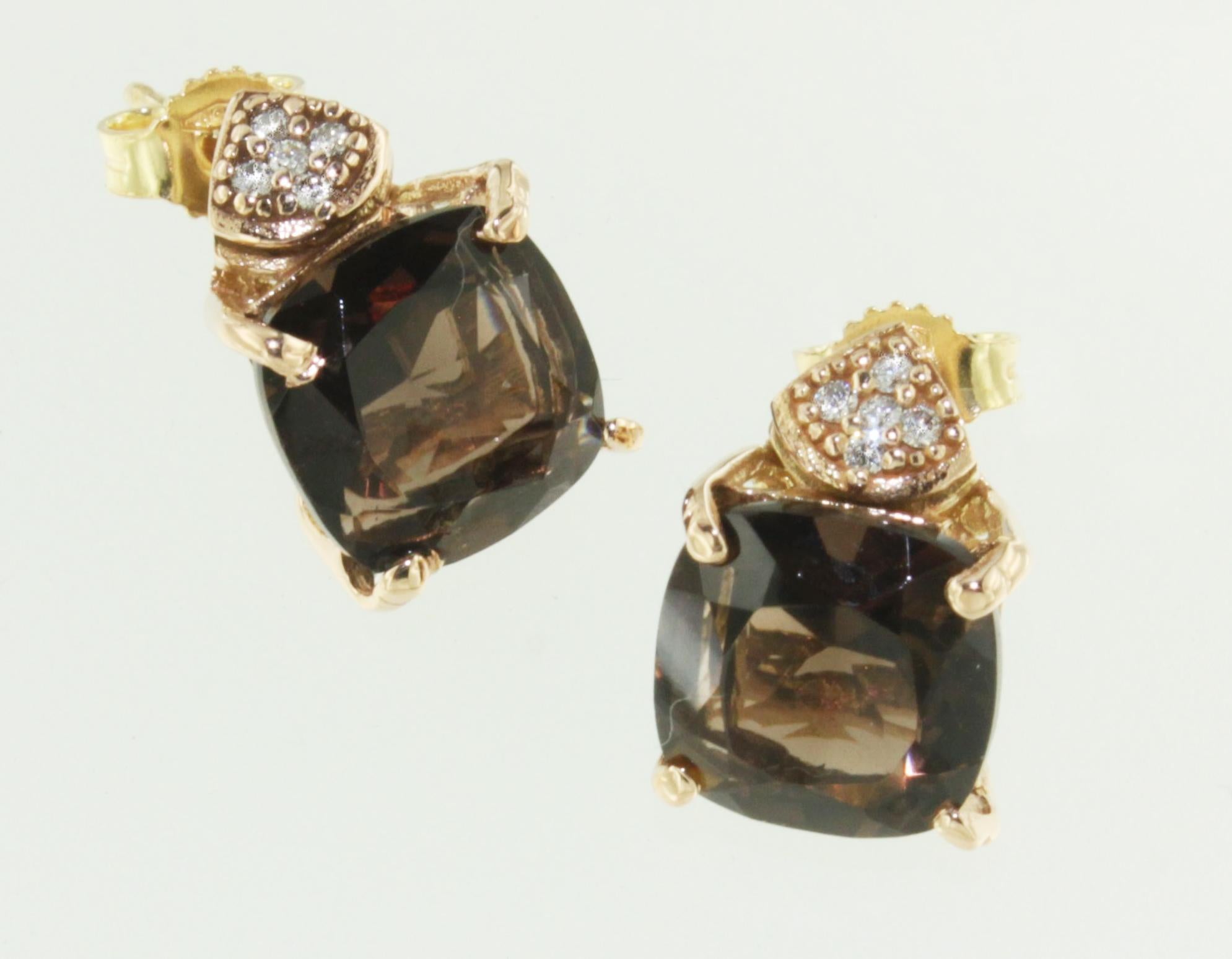 Orecchini in oro rosa 18kt facenti parte della nuova collezione 2024-2025 creata dalla Designer Gisella pezzi fatti a mano, curati nei minimi dettagli, combinazione di colori delicata e raffinata. I gioielli realizzati dall'azienda Stanoppi sono