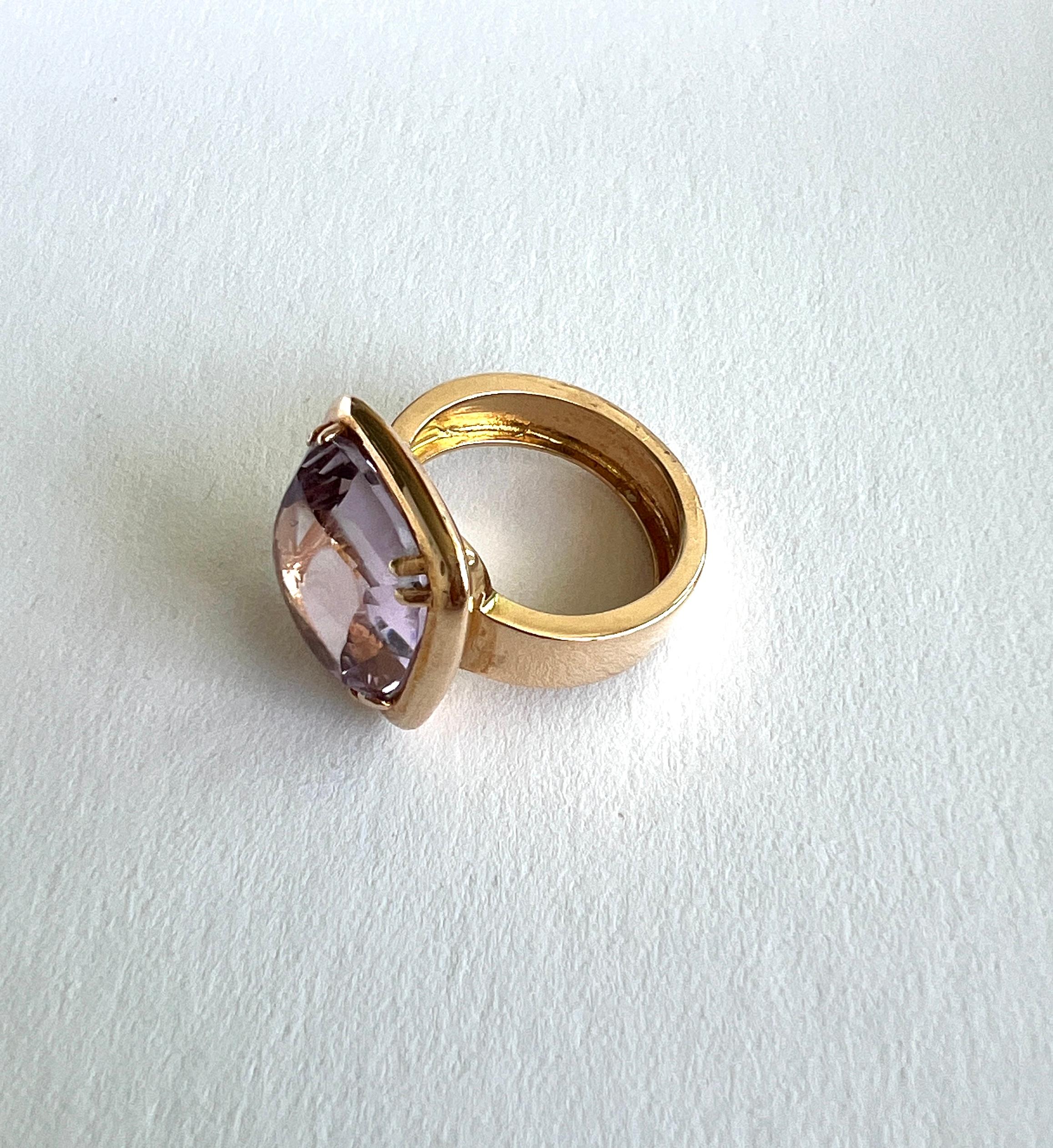 Taille coussin Bague de cocktail en or rose 18Kt avec améthyste léger The Modern Faschity en vente