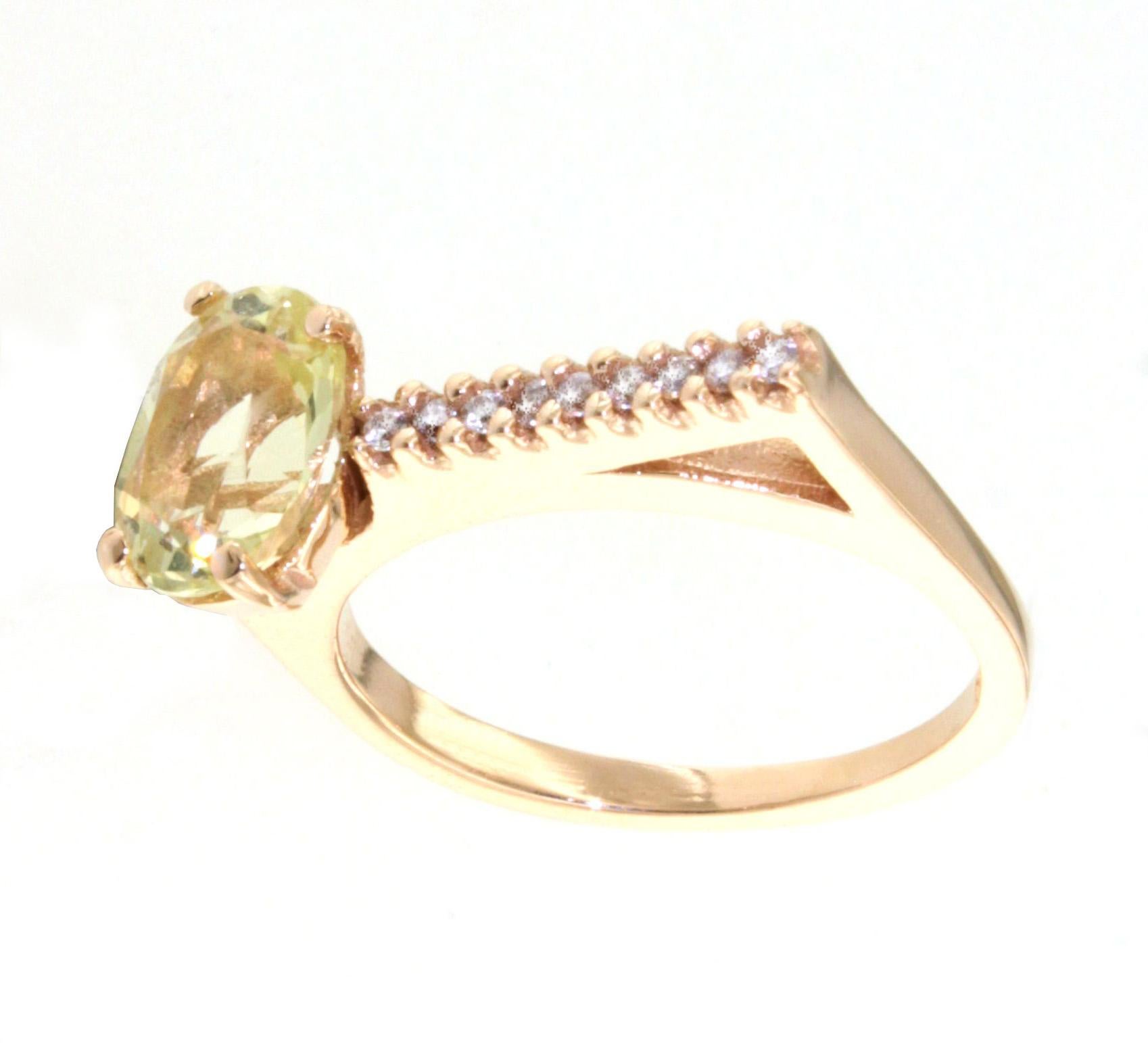 Erstaunlich Ring in Roségold 18kt mit natürlichen Zitronenquarz ovalen Schliff. Größe Stein 6x8  Gewicht Ring g 5.20  Die weißen Steine sind keine Diamanten, sondern sehr hochwertige Zirkone, die schwer zu erkennen sind.
 Entworfen von der Stylistin