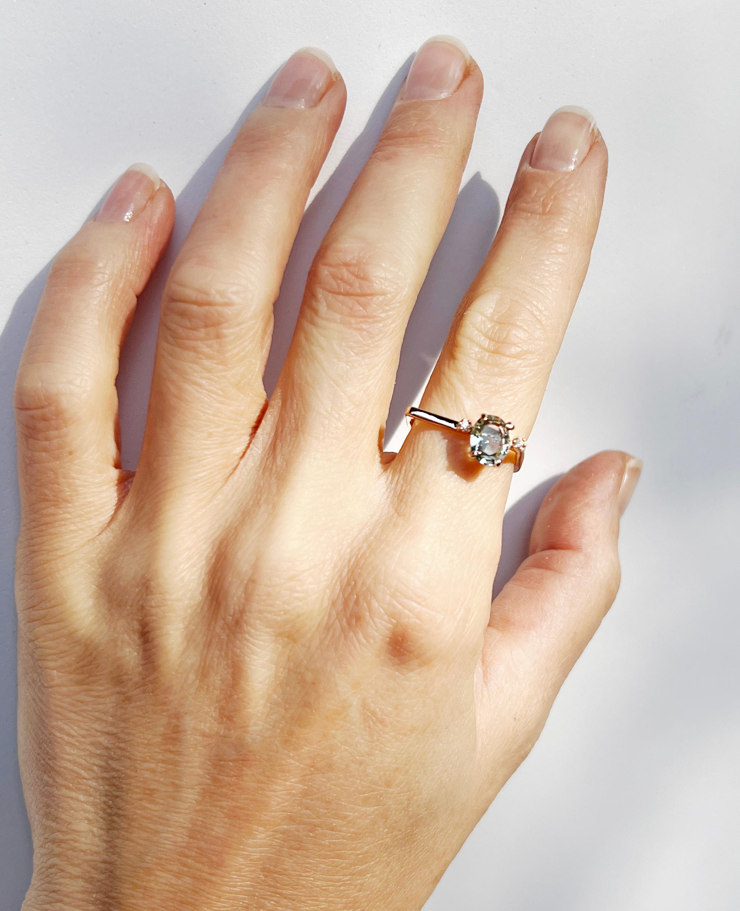 Sorprendente anillo en oro blanco 18kt con amatista verde natural talla oval . tamaño piedra mm 6x8  anillo de peso g 3.00  
 Diseñado por la estilista Gisella para sus nuevas joyas de la colección primavera-verano 2026. Diseño cada pieza de joyería