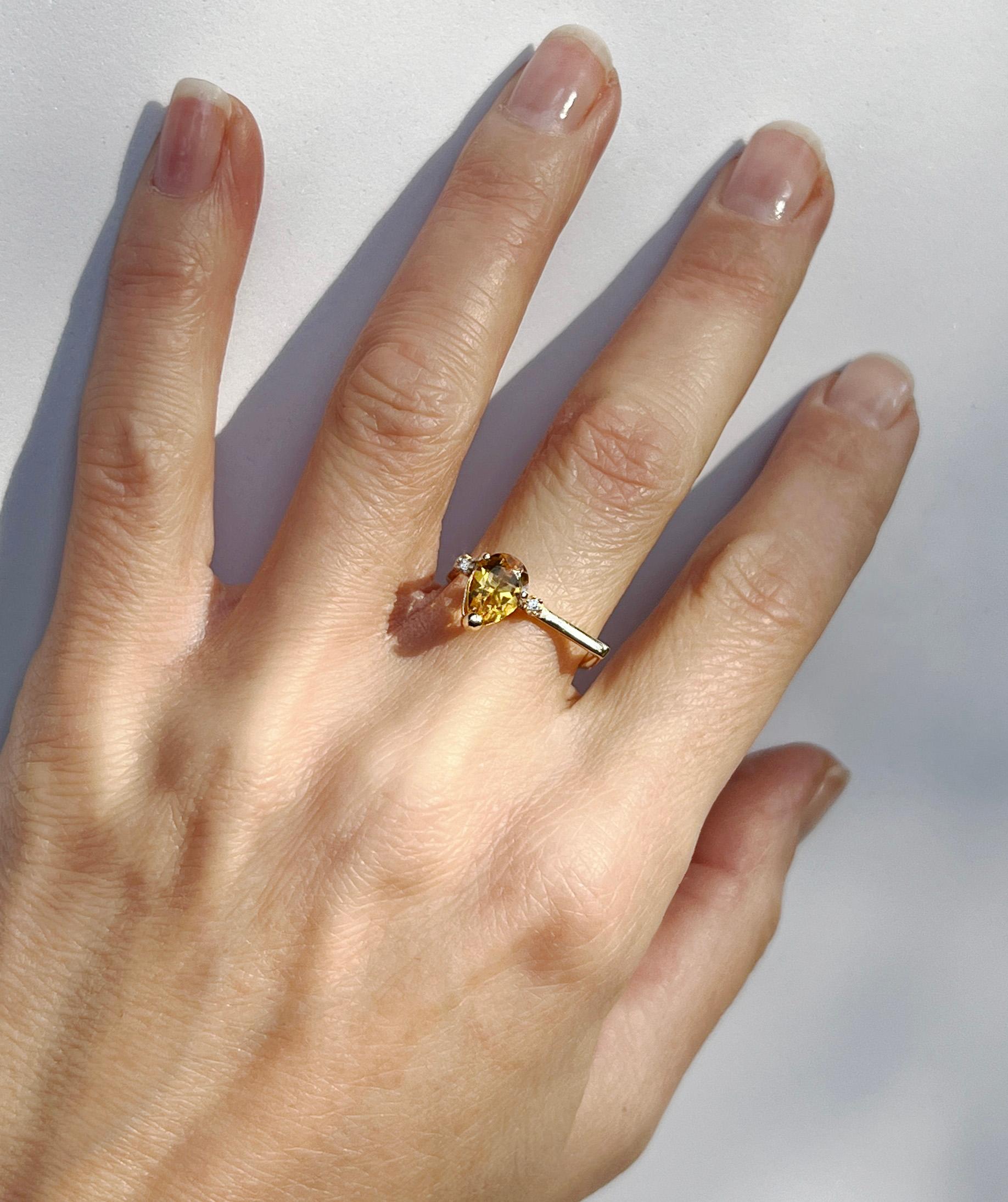 Erstaunlich Ring in Weißgold 18kt mit natürlichen Citrin Tropfen / Birne geschnitten. Größe Stein mm 6x9  Gewicht Ring g 3.00  Größe 55 
 Entworfen von der Stylistin Gisella für ihre neuen Schmuckstücke der Frühjahr-Sommer-Kollektion 2026. Ich