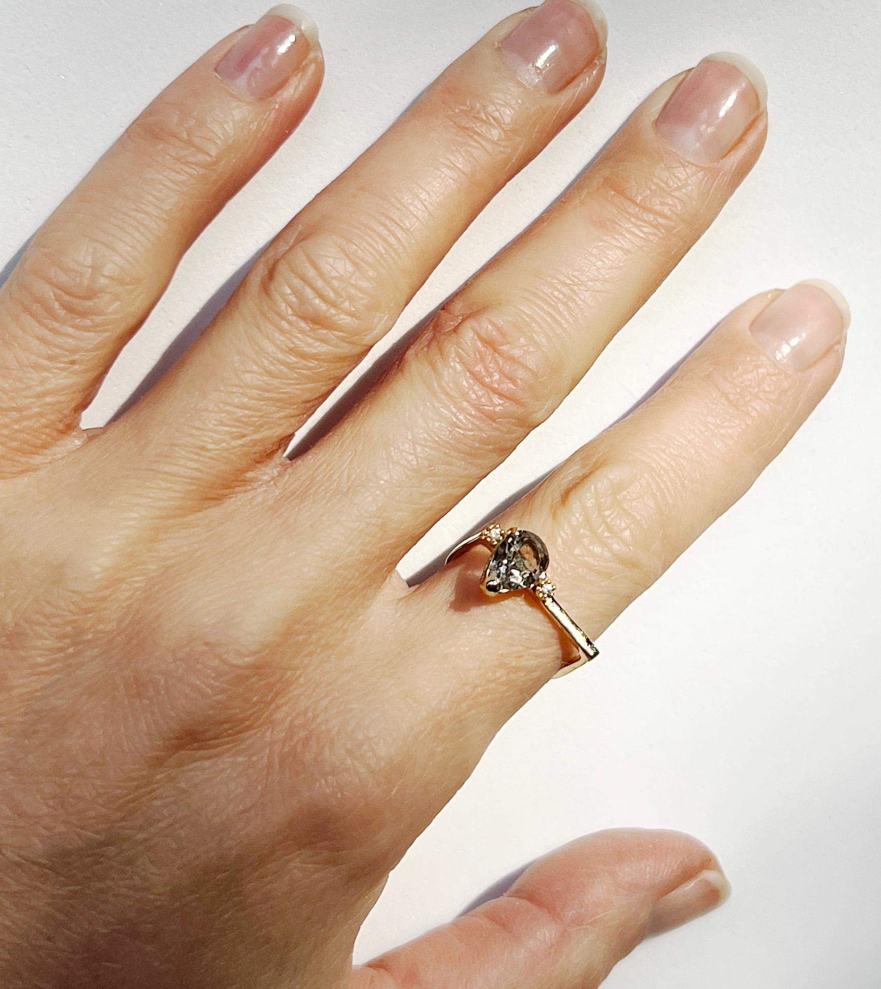 Erstaunlicher Ring aus Weißgold 18kt mit natürlichem Rauchquarz im Tropfenschliff. Größe Stein mm 6x9  Gesamtgewicht Ring g 3.00
 Entworfen von der Stylistin Gisella für ihre neuen Schmuckstücke der Frühjahr-Sommer-Kollektion 2026. Ich entwerfe