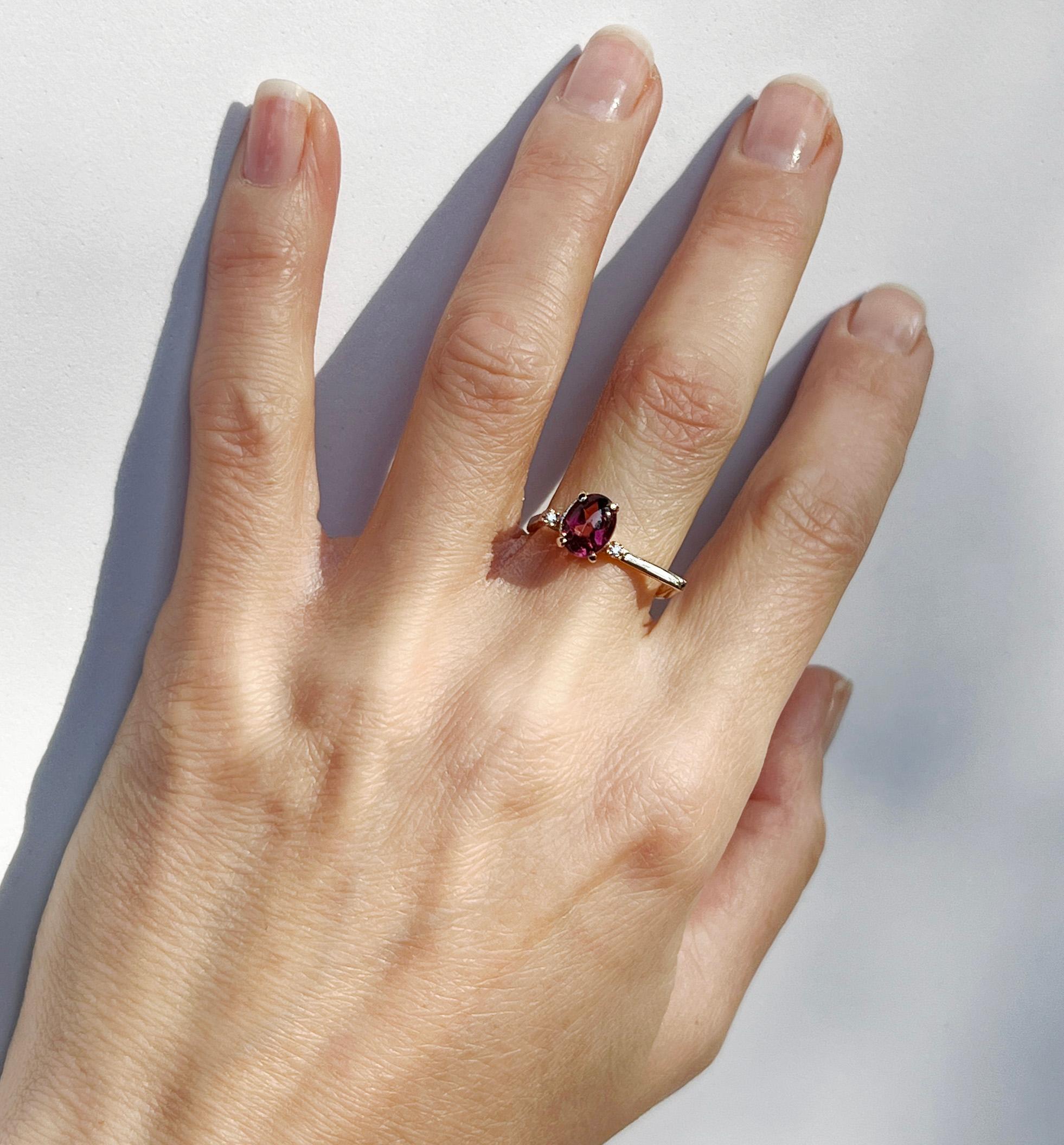 Incredibile anello in oro bianco 18kt con tormalina naturale ovale cabochon  taglio ovale . dimensione pietra mm 6x8  anello di peso g 3,00
 Disegnato dalla stilista Gisella per i suoi nuovi gioielli della collezione primavera-estate 2026. Disegno