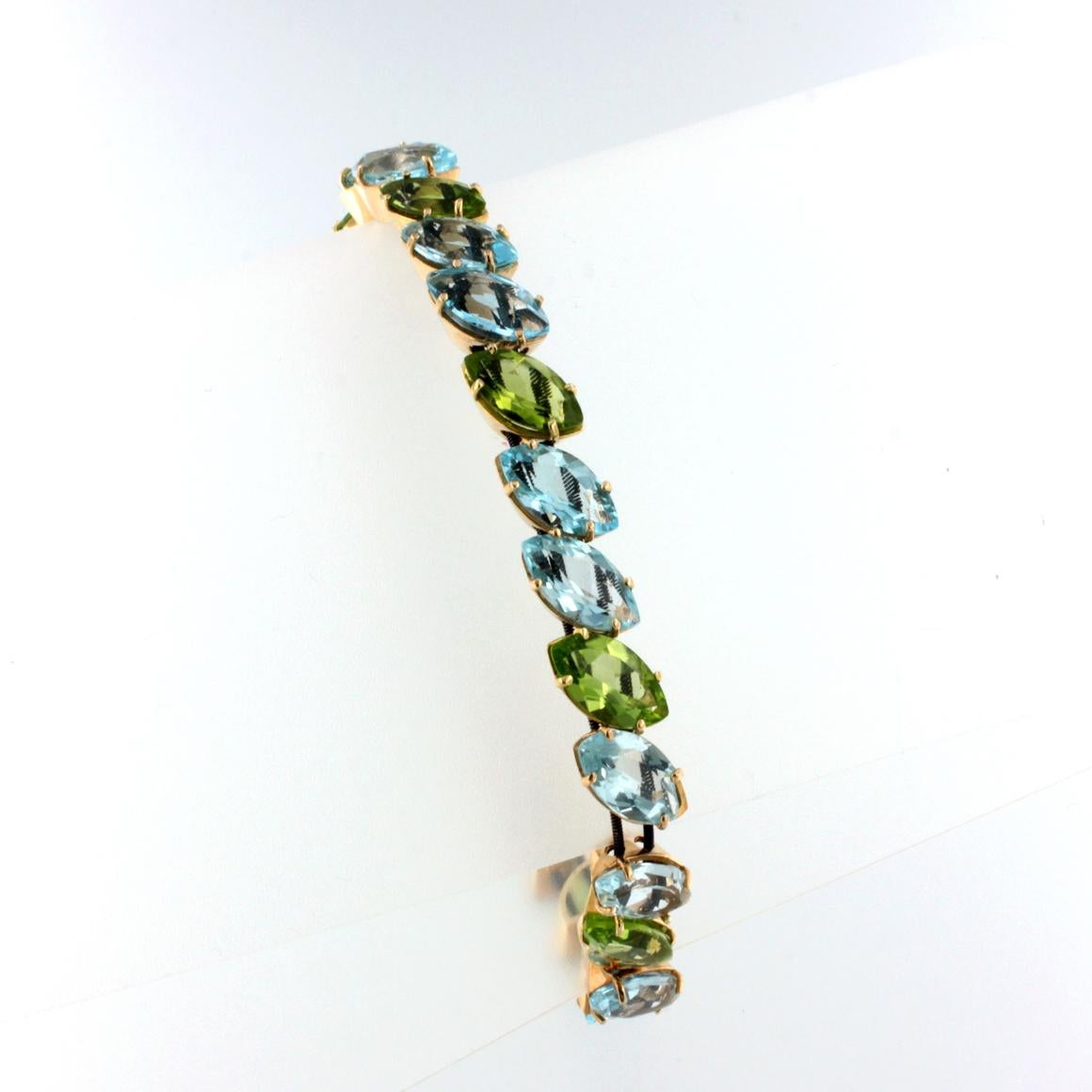 Armband aus 18-karätigem Roségold mit Peridot und blauem Topas (Marquiseschliff) im Angebot