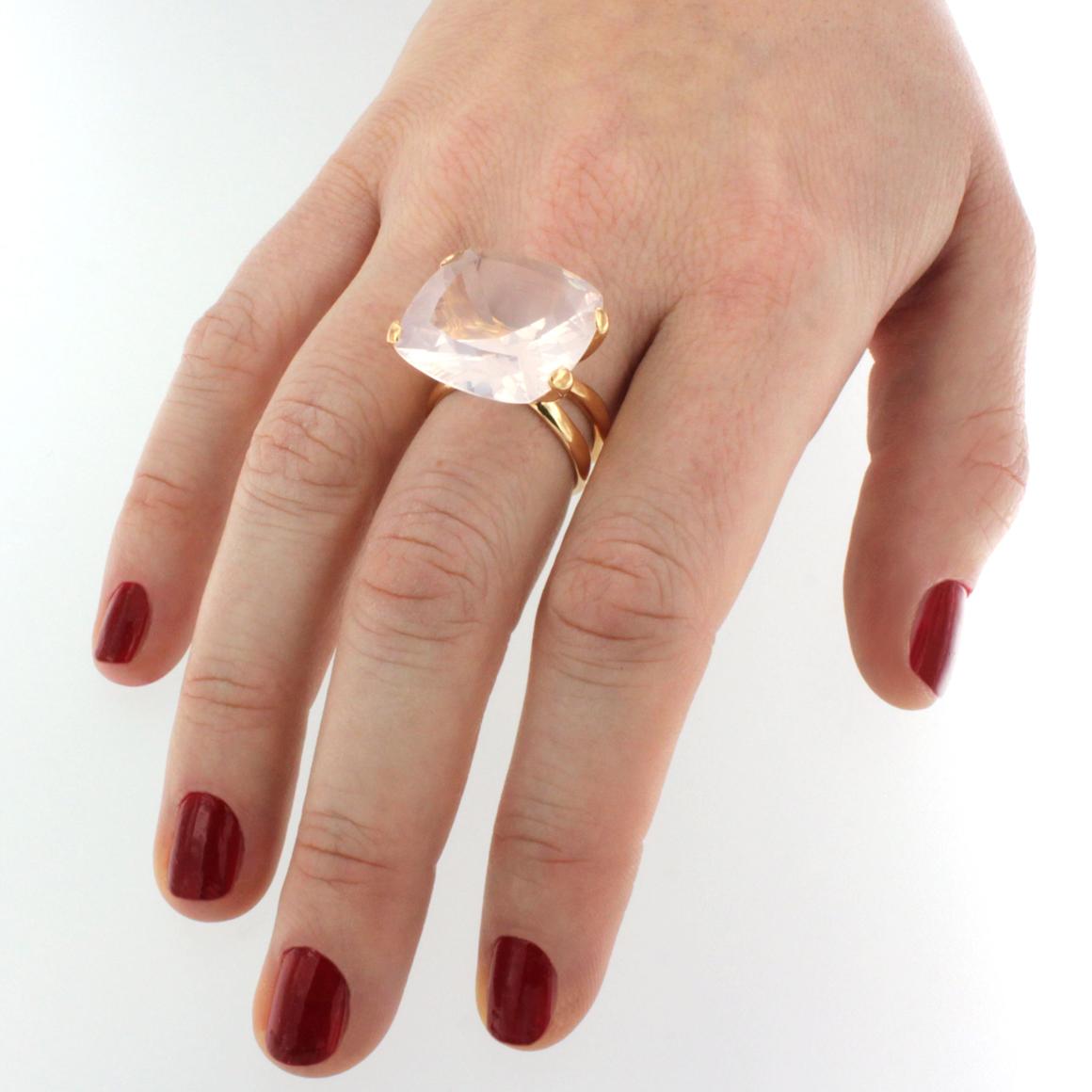 Großer Stein in heller Farbe für diesen erstaunlichen Ring aus 18k Roségold, handgefertigt in Italien von Stanoppi Jewellery seit 1948.     Pinq Quarz (quadratischer Schliff, Größe: 20x20 mm)   g.12,00

Größe des Rings:  15 EU - 7,5 USA 

Alle
