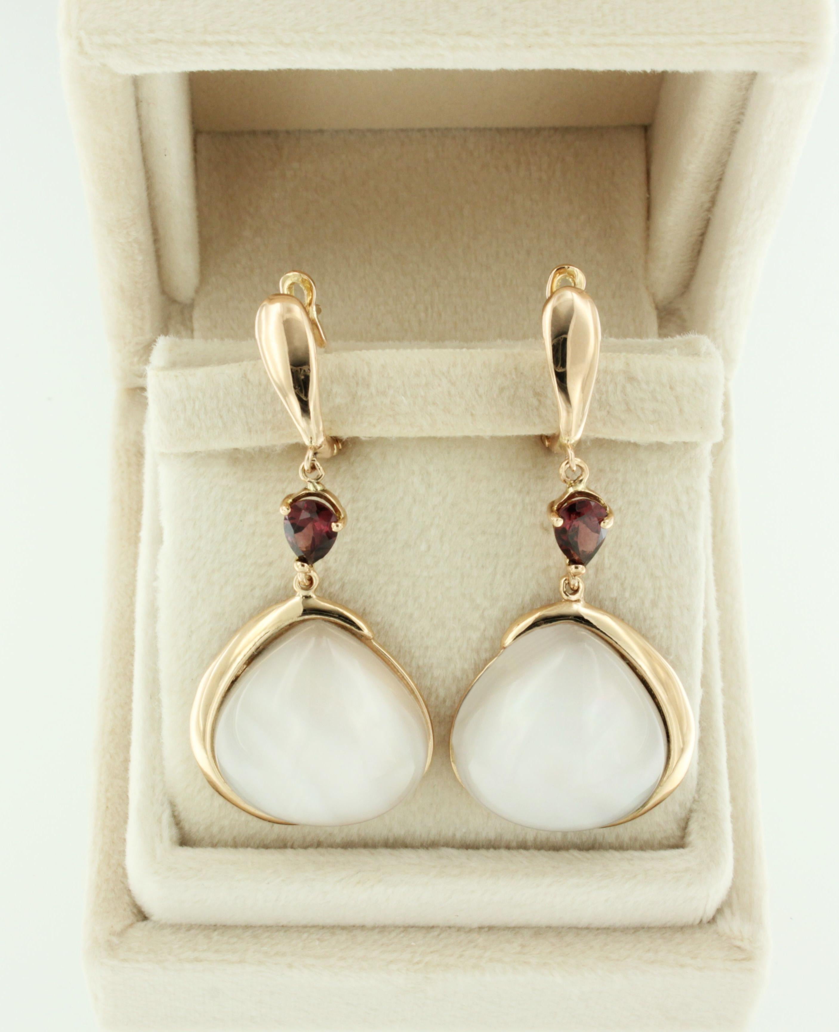 Boucles d'oreilles en goutte à la mode en or rose 18 carats avec tourmaline rose et nacre  Unisexe en vente