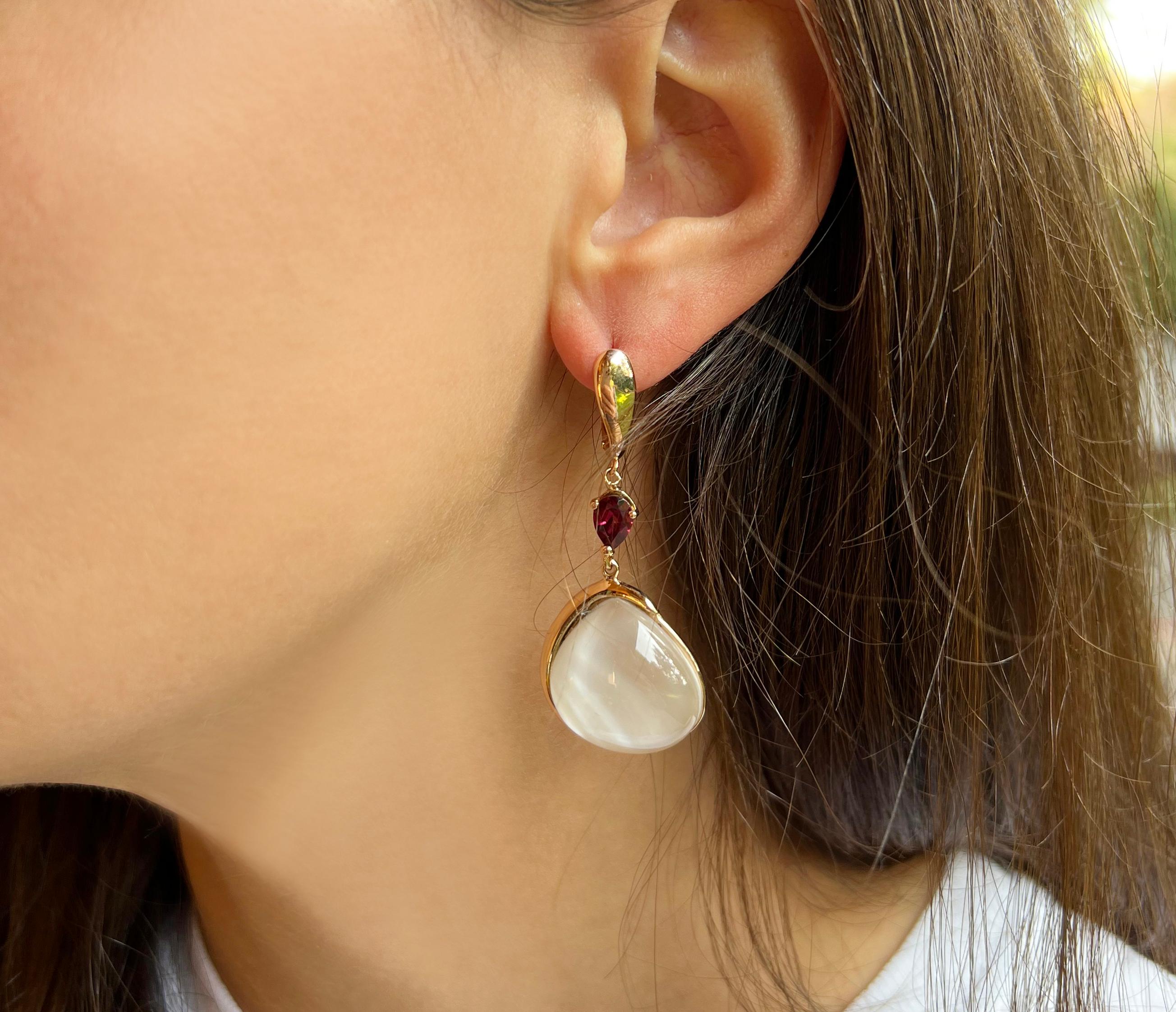 Boucles d'oreilles en goutte à la mode en or rose 18 carats avec tourmaline rose et nacre  en vente 1