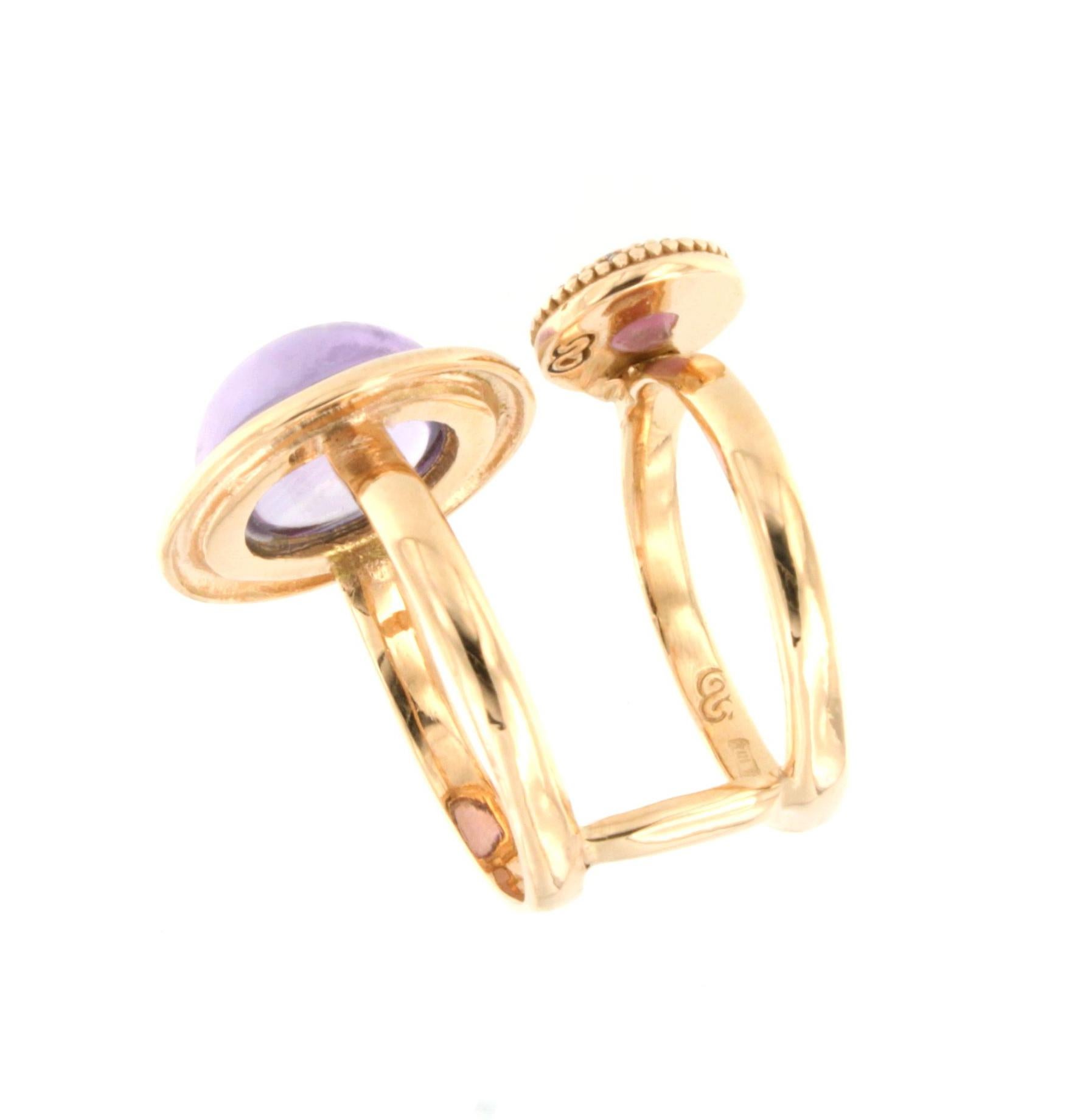 Fantastischer Ring aus 18kt Roségold 
Lieben Sie nicht auch die Cocktailringe? Wir lieben sie sehr, wir lieben die Farbe. Wunderschöner Ring mit besonderem rosa Turmalin und rundem Amethyst im hellen Cabochon-Schliff   hergestellt in Italien von