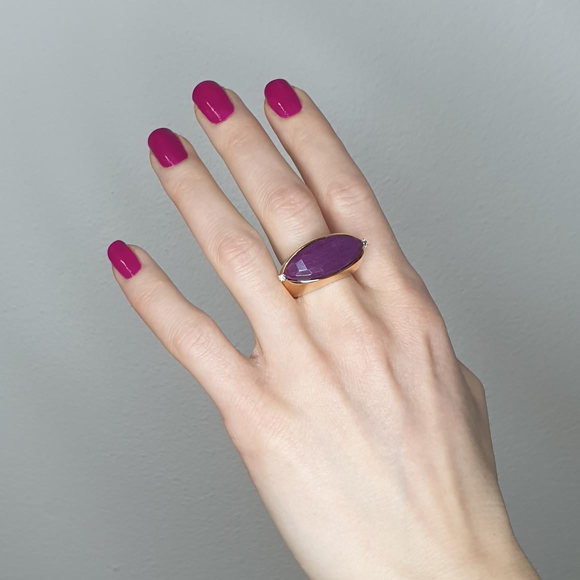 Design und Mode für diese erstaunliche Ring in Roségold 18kt Handgefertigt in Italien von Stanoppi Jewellery seit 1948.  Weiße Diamanten   cts 0,04  und Root Ruby 
Größe: EU  15  /    USA 7,5  g.14,50

Alle Stanoppi Schmuck ist neShiny gelben