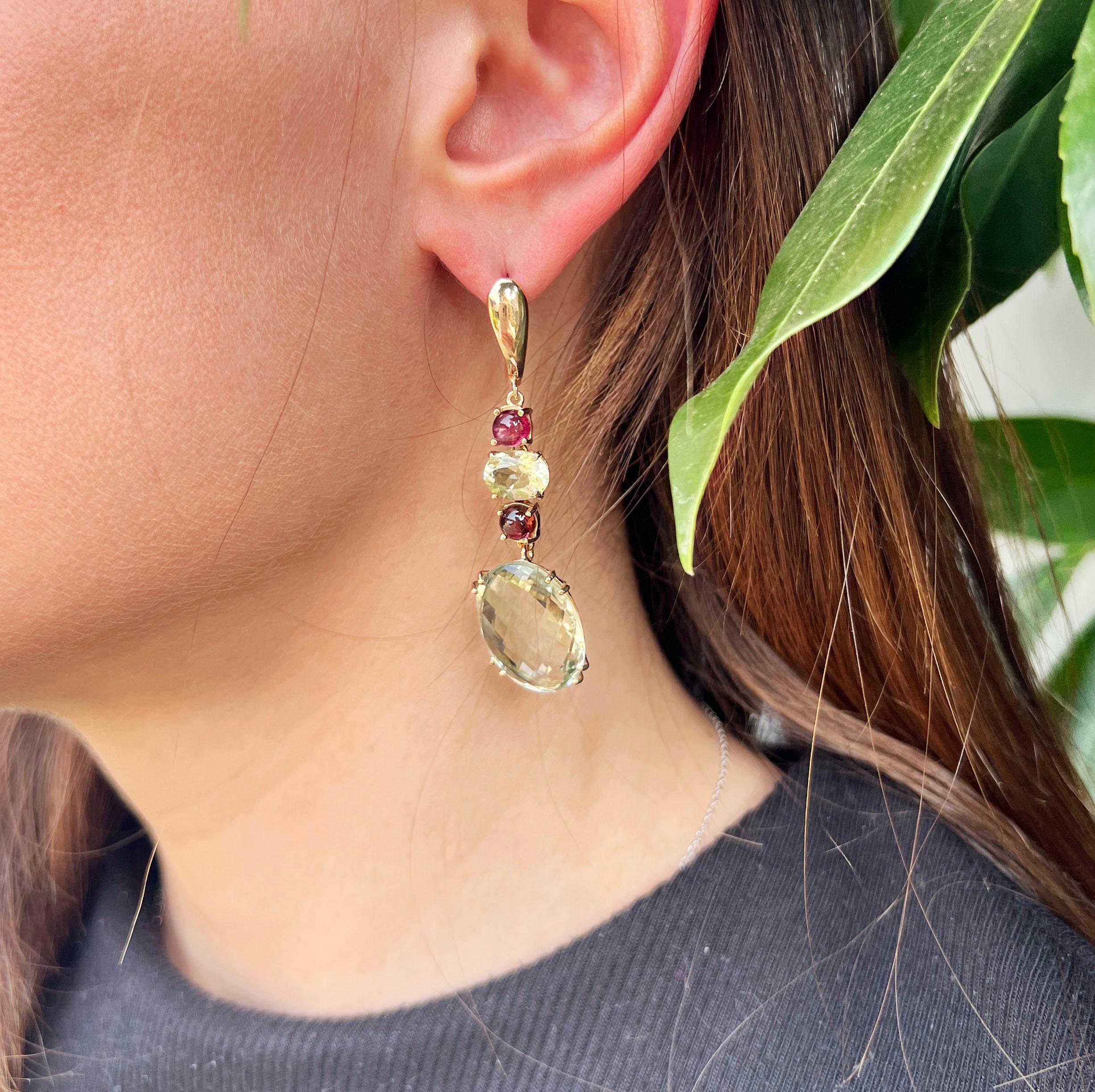 Gold earrings that stand out, for a woman who does not give up beauty. made in Italy by expert designers and goldsmiths.
Earrings in rose gold  weight g 15,40    Length   cm 5,5
Stones: oval Lemon quartz,  round natural tourmaline and Prasiolite