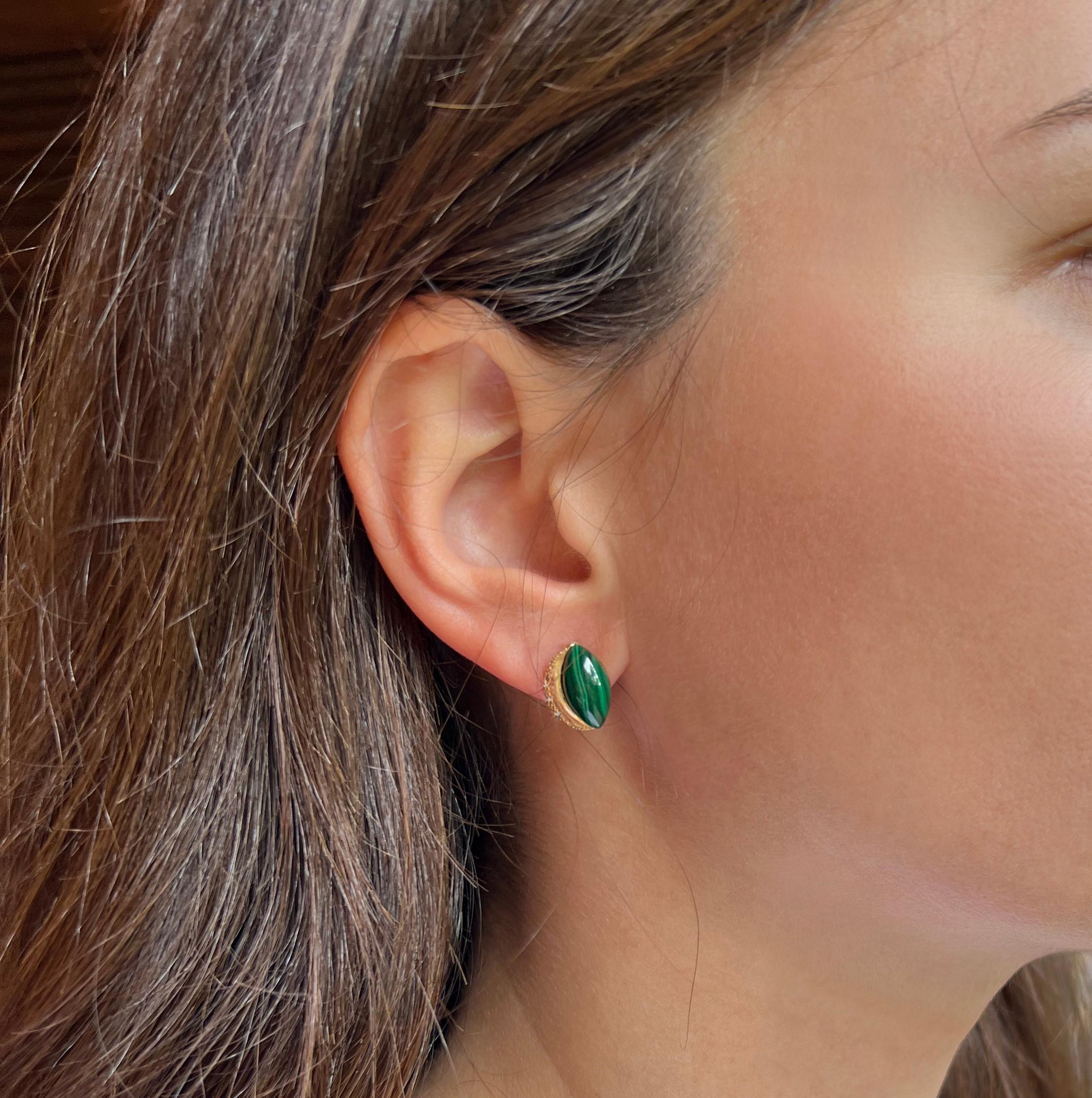 Modern earrings, comfortable to wear with trendy stone
18Kt Rose Gold with White Diamonds and Malachite Modern Amazing Earrings 
g.4.00   cts 0.04  white diamonds Malachite natural


  All Stanoppi Jewelry is new and has never been previously owned