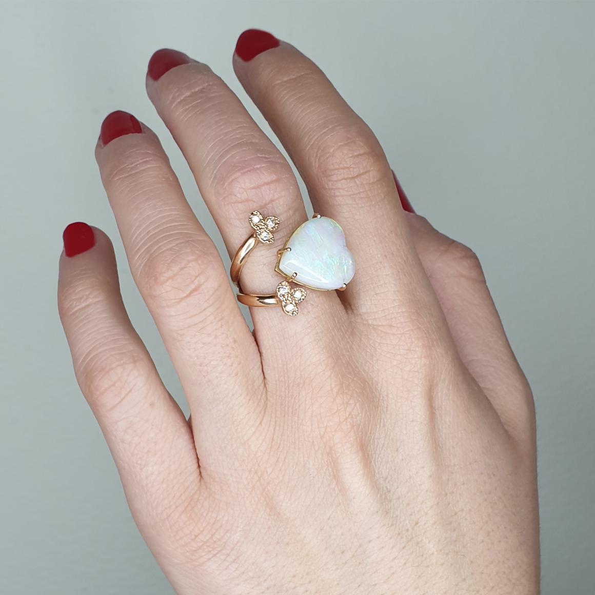 Glänzender und heller Opal, modernes Ringdesign und Handwerkskunst, handgefertigt in Italien von Stanoppi Jewellery seit 1948.
Ring aus 18k Roségold mit Opal  (Herz-Cabochon-Schliff, Größe: 14x14mm) und  weiß Diamanten cts 0,08 VS Farbe G/H.   