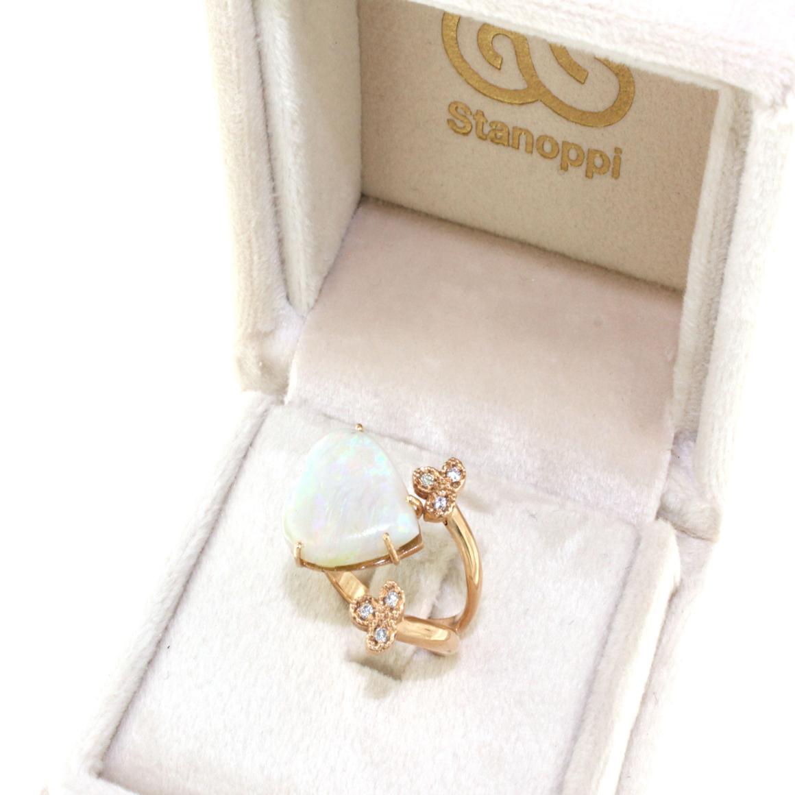 Moderne Bague en or rose 18 carats avec opale blanche et diamants blancs en vente