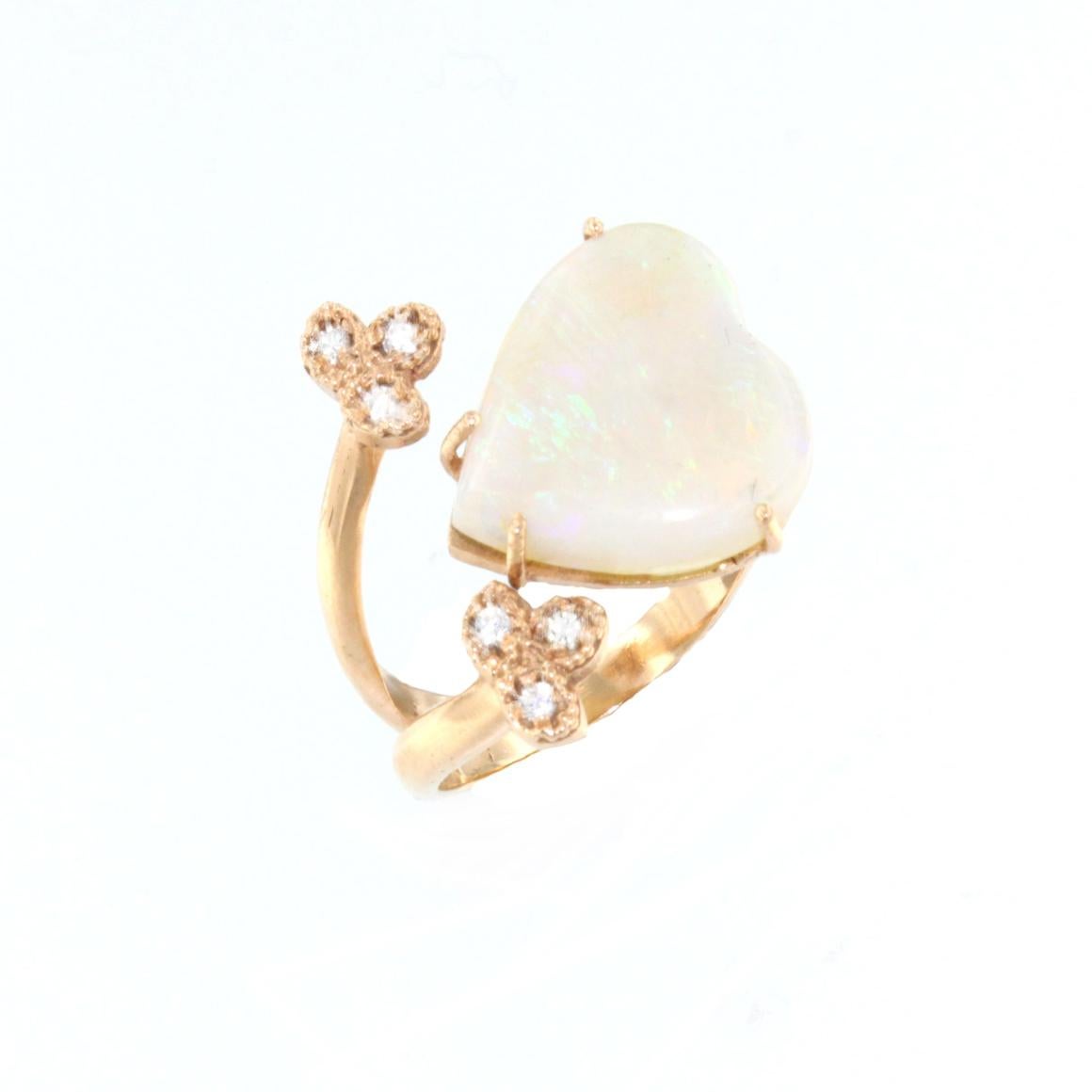 Ring aus 18 Karat Roségold mit weißem Opal und weißen Diamanten (Herzschliff) im Angebot