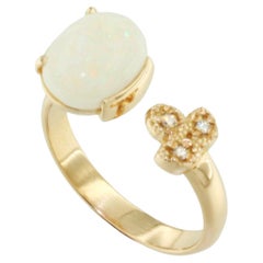Bague en or rose 18 carats avec opale blanche et diamants blancs