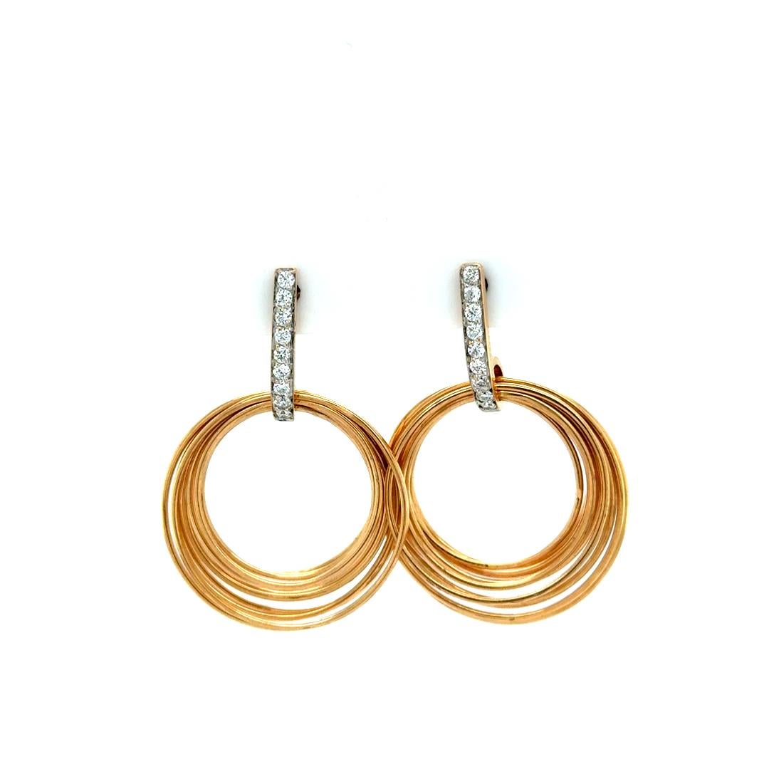 Gracieusement modernes avec une touche de charme intemporel, ces boucles d'oreilles exquises présentent un jeu délicat de multiples cercles imbriqués en or rose 18 carats chaleureux. Accentuée de 18 diamants taille brillant totalisant 0,34 carat,