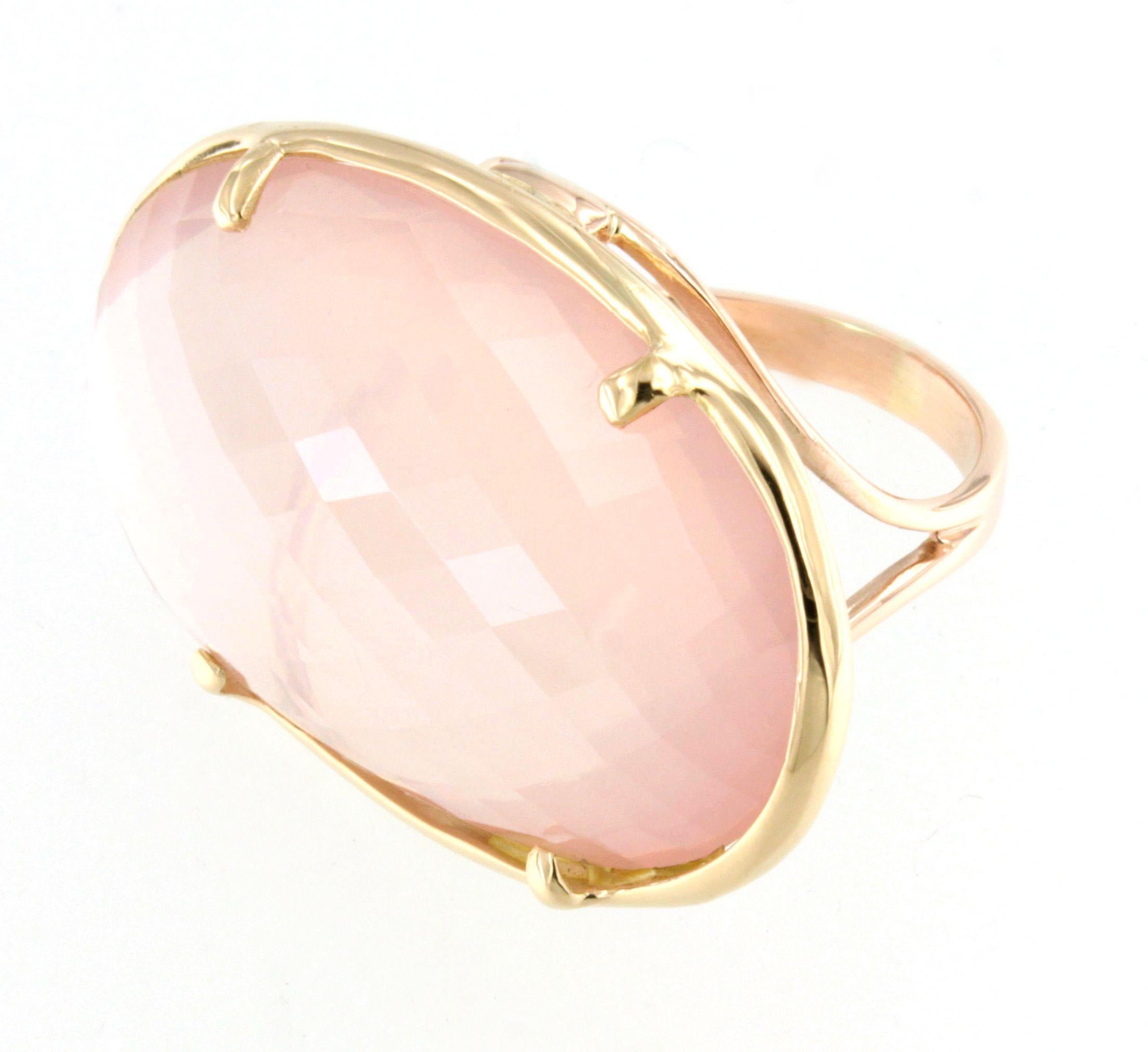 Bague de cocktail moderne en or rose 18kt avec quartz rose naturel   Fabriqués à la main en Italie par Stanoppi Jewellery depuis 1948.  La pierre est une véritable nouveauté, conçue par la styliste Gisella pour ses nouveaux bijoux de la collection