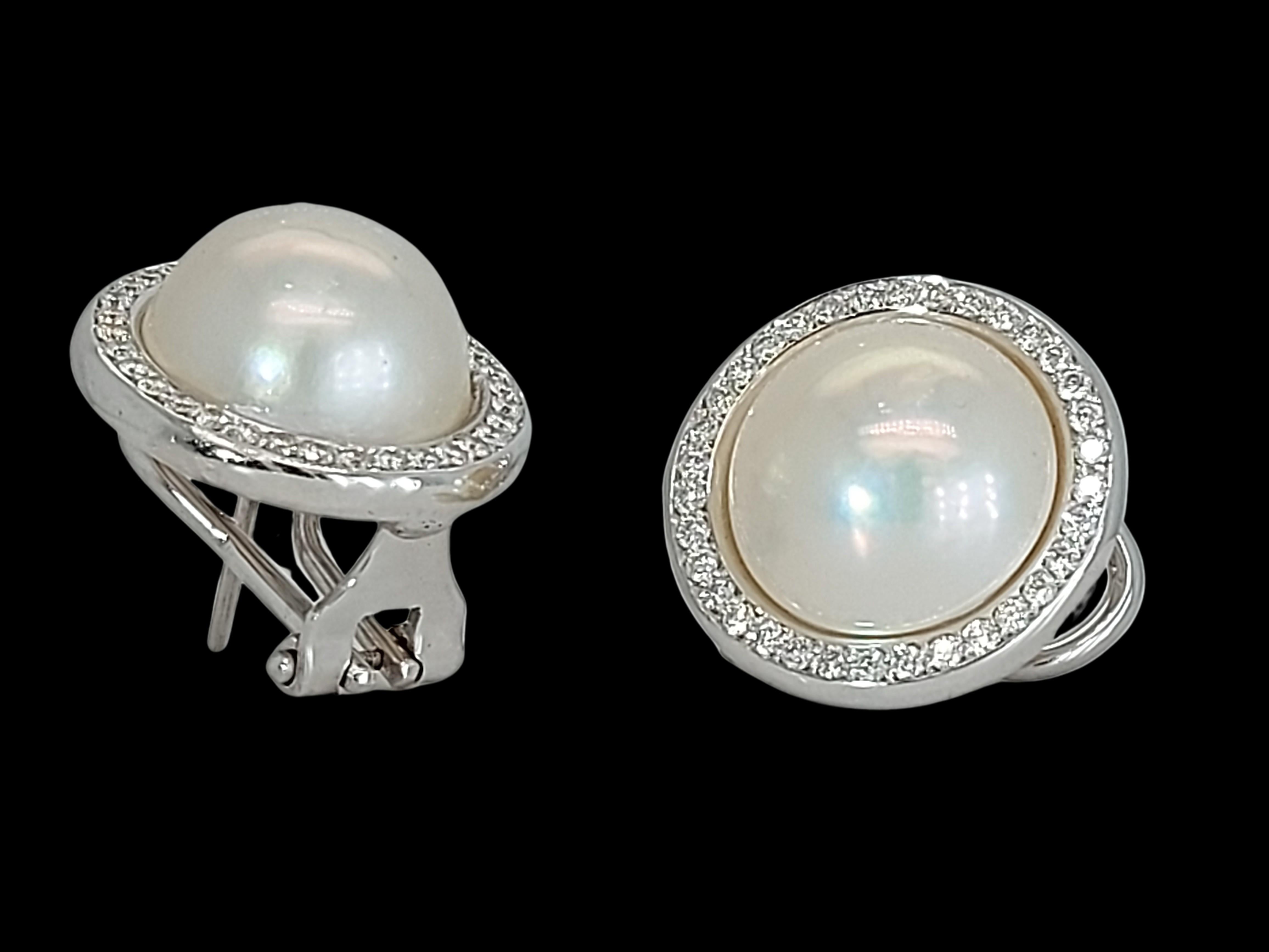 18kt Runde Mabe-Perlen-Clip, auf Ohrringen umgeben von Diamanten (Kunsthandwerker*in) im Angebot
