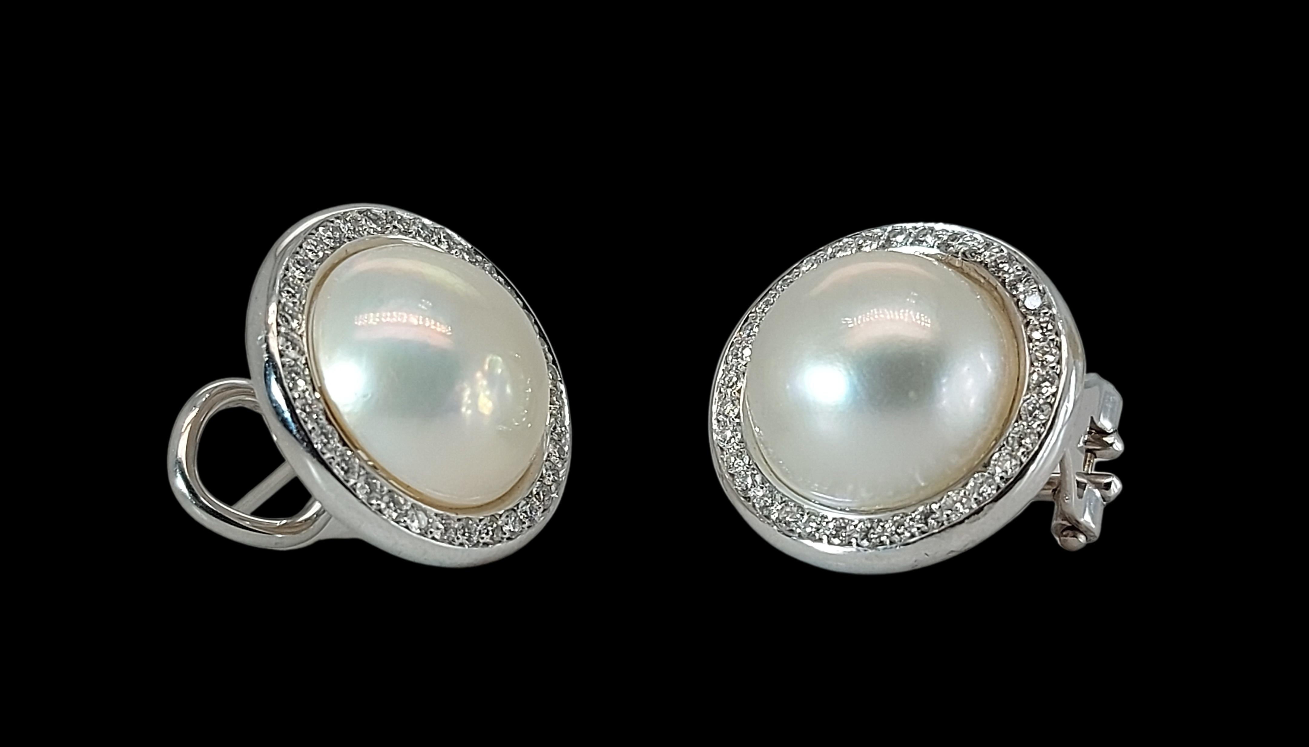 Taille ronde Clips d'oreilles en perles Mabe rondes de 18 carats, entourés de diamants en vente