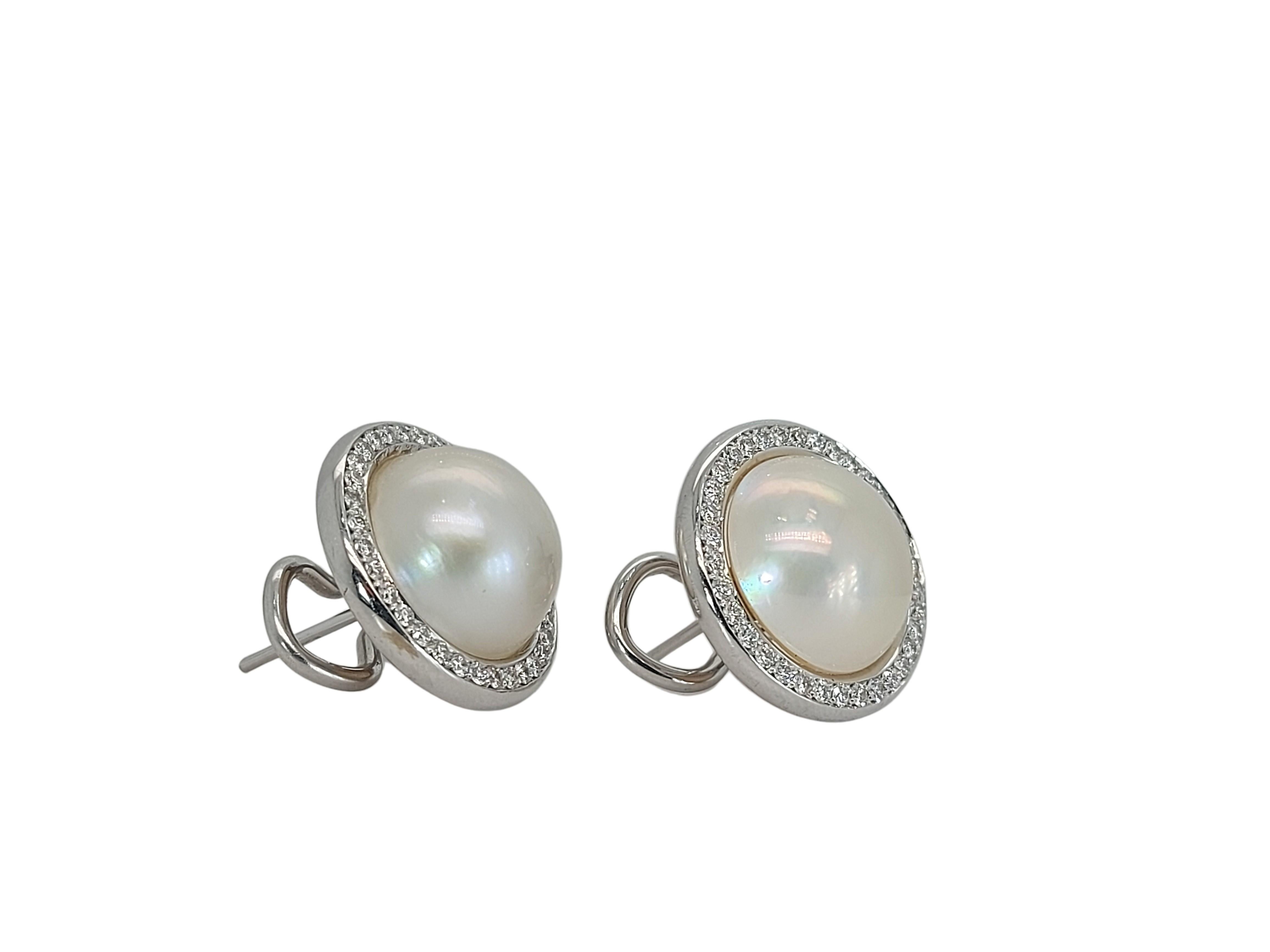 Clips d'oreilles en perles Mabe rondes de 18 carats, entourés de diamants Excellent état - En vente à Antwerp, BE