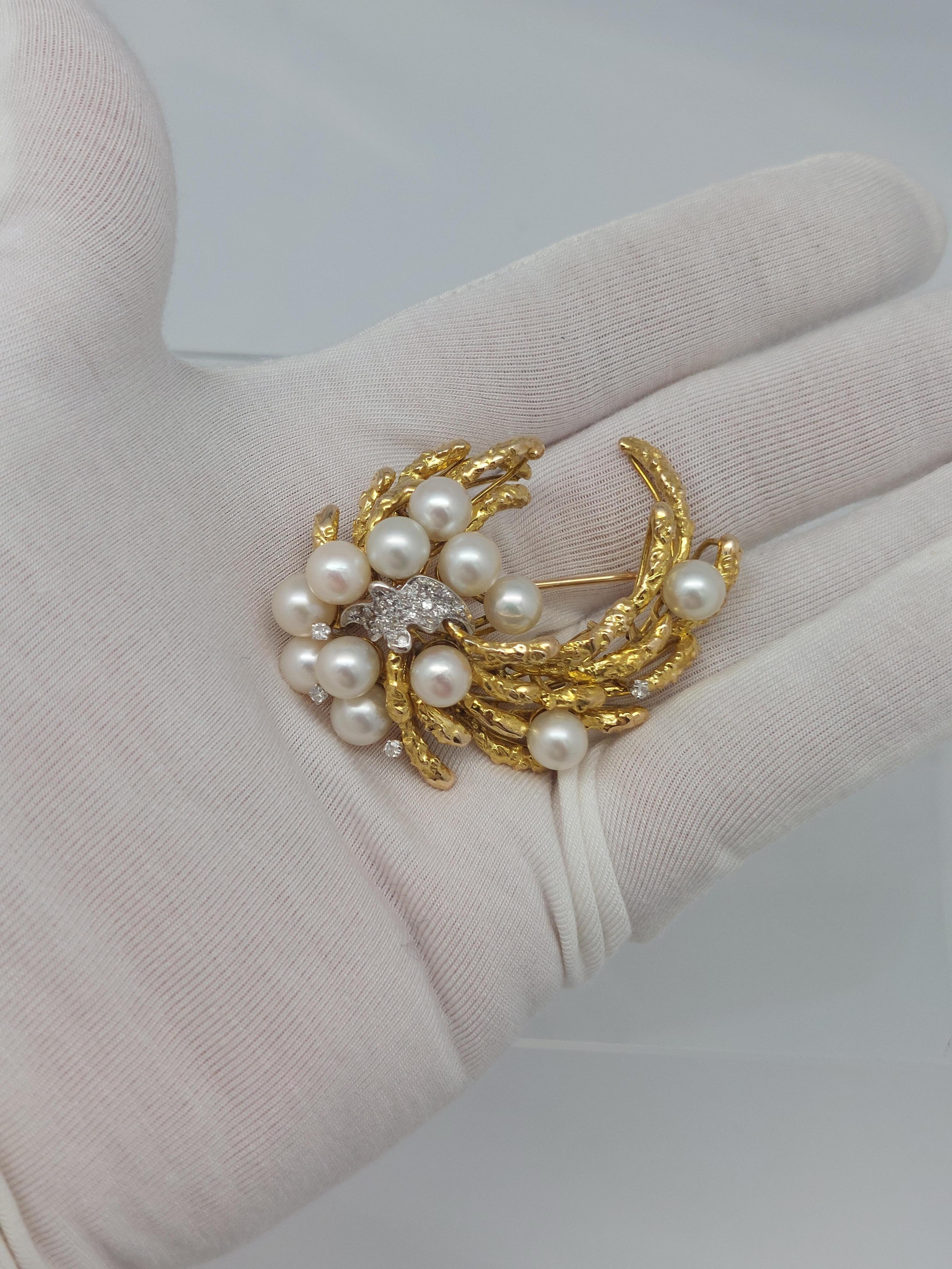 Texture e movimento...
Set di orecchini con perle coltivate e diamanti in 18 KT con 
Spilla abbinata
Oro giallo 18 carati design 