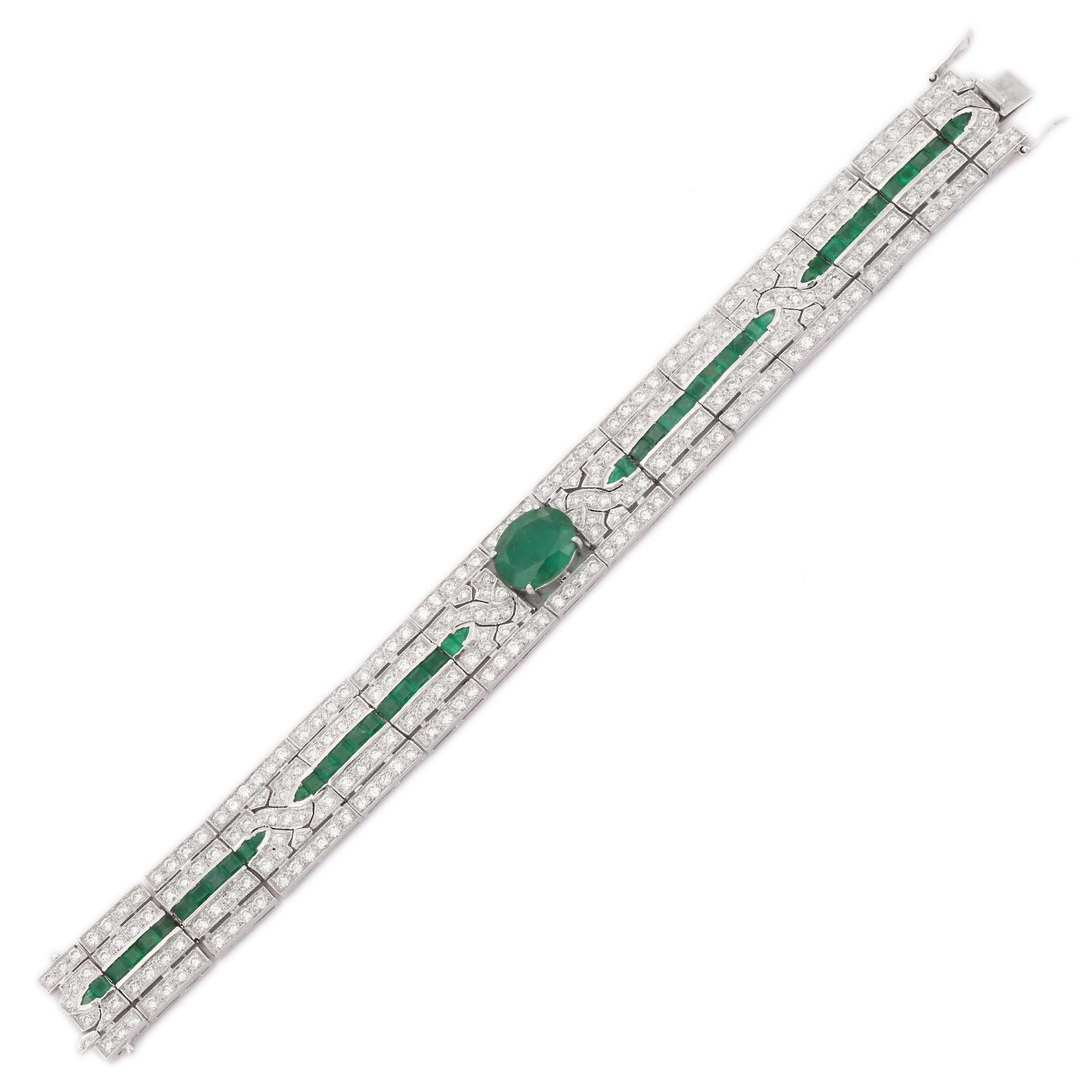 Esta pulsera de tenis con esmeralda y diamantes, de oro de 18 quilates, exhibe 25 esmeraldas naturales infinitamente brillantes, de 12,61 quilates, y diamantes de 9,55 quilates. Mide 7 pulgadas de largo. 
La esmeralda aumenta la capacidad