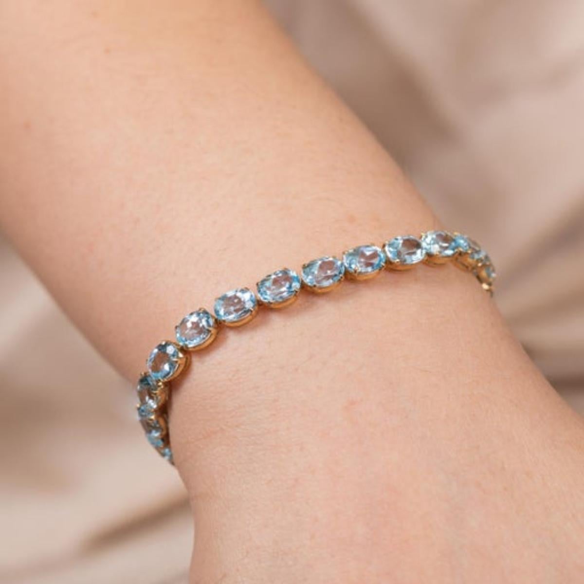 Bracelet tennis en or jaune massif 18 carats avec topaze bleue facettée de 28,5 carats en vente 4