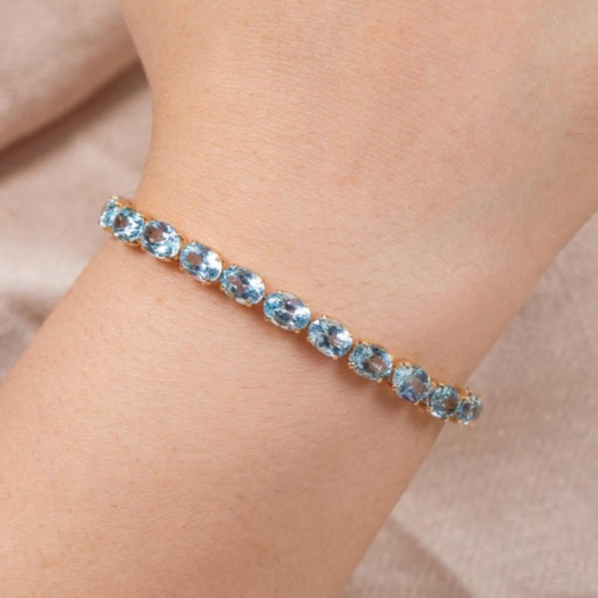 Taille ovale Bracelet tennis en or jaune massif 18 carats avec topaze bleue facettée de 28,5 carats en vente