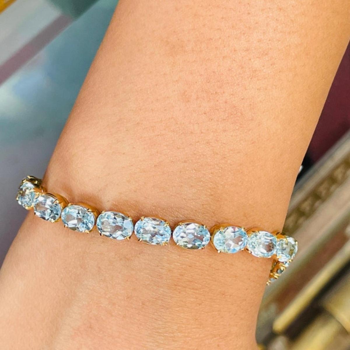 Bracelet tennis en or jaune massif 18 carats avec topaze bleue facettée de 28,5 carats Pour femmes en vente