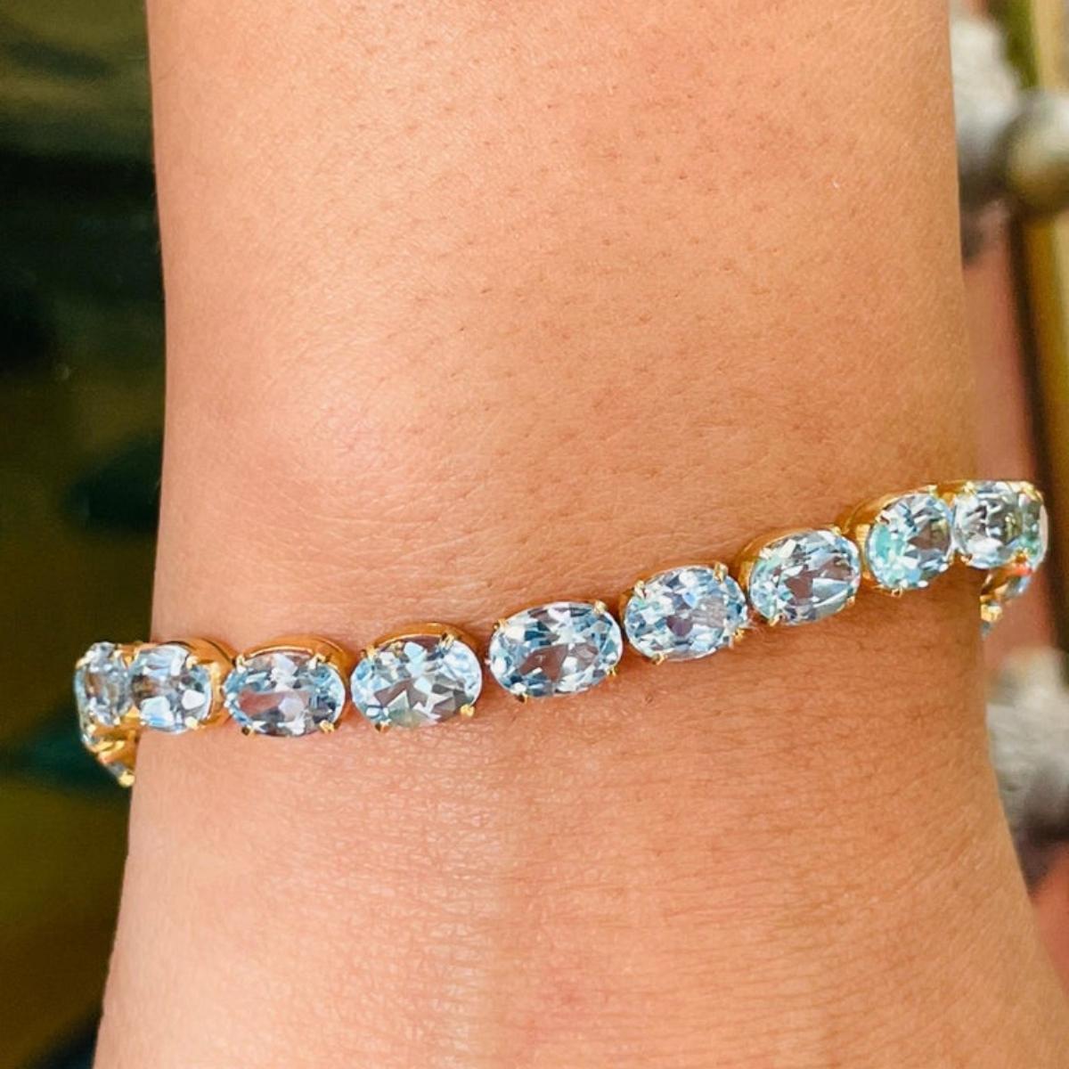 Bracelet tennis en or jaune massif 18 carats avec topaze bleue facettée de 28,5 carats en vente 2