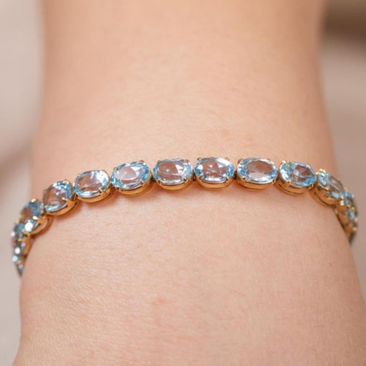 Bracelet tennis en or jaune massif 18 carats avec topaze bleue facettée de 28,5 carats en vente 3