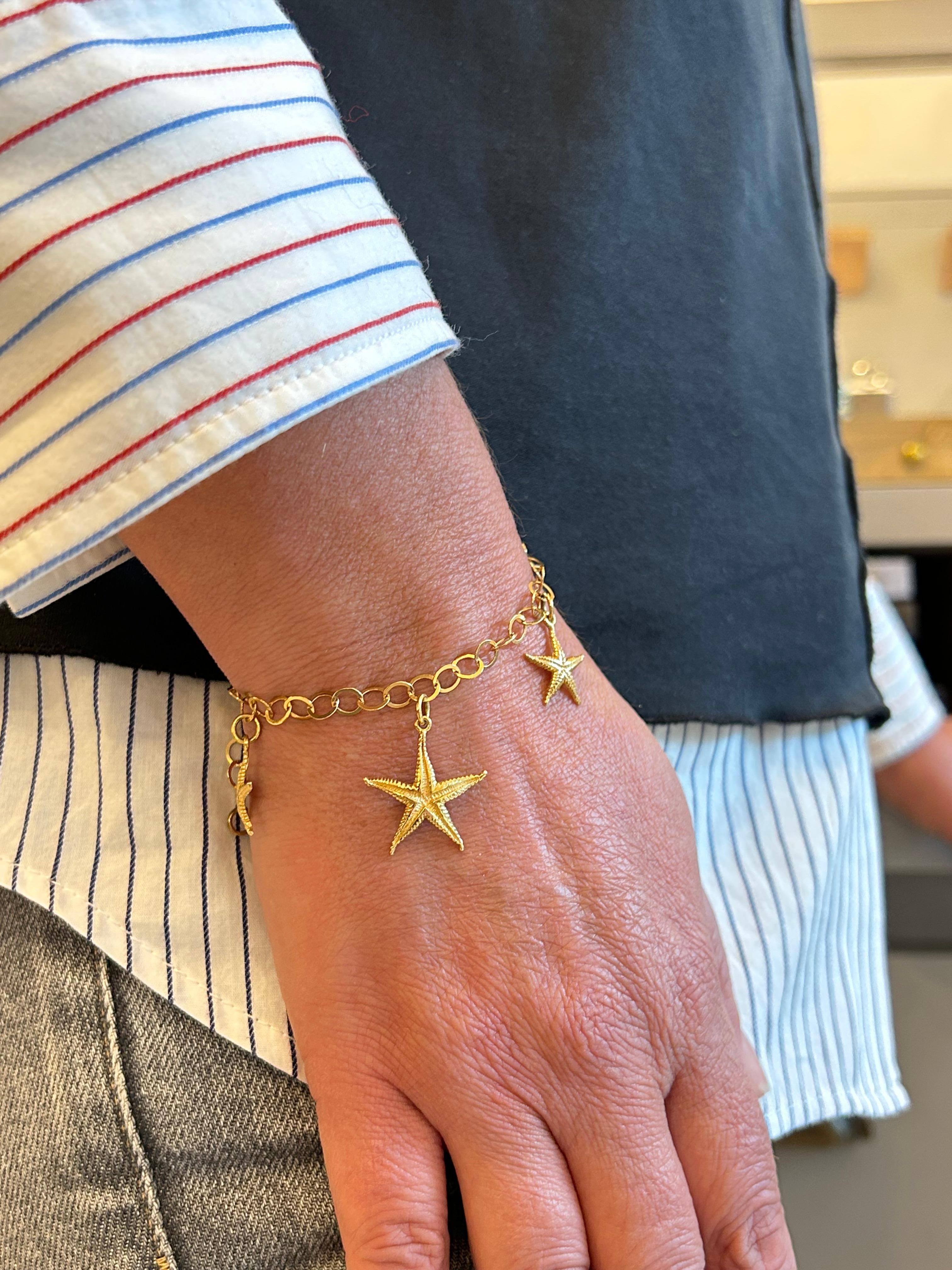 Women's or Men's 18 Karat Solid Yellow Gold Starfish Chain Bracelet For Sale