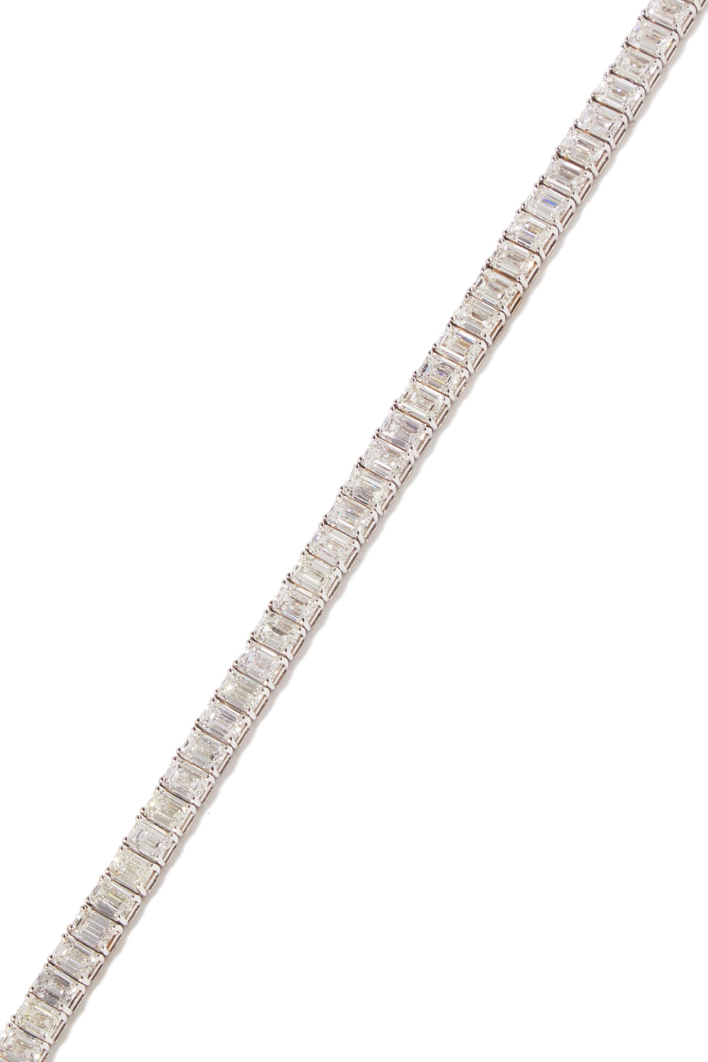 Questo eccezionale bracciale tennis con 55 diamanti taglio smeraldo, per un totale di 12,04ct in qualità G/VS con diamanti di taglio eccellente,  è realizzato in oro bianco da 18 carati.

Realizzato nel nostro Atelier A di Bonebakker ad Amsterdam.
