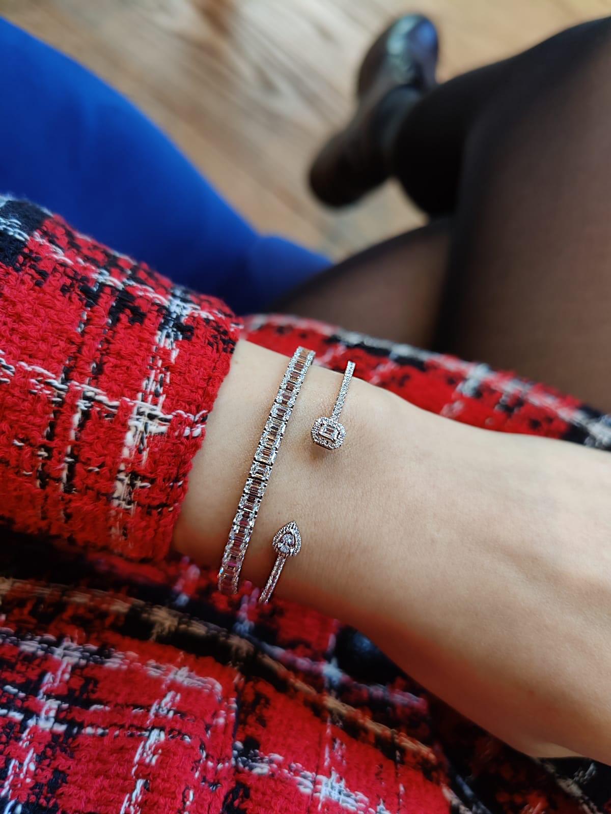 Moderno Bracciale Tennis 18kt oro bianco Diamante taglio smeraldo in vendita