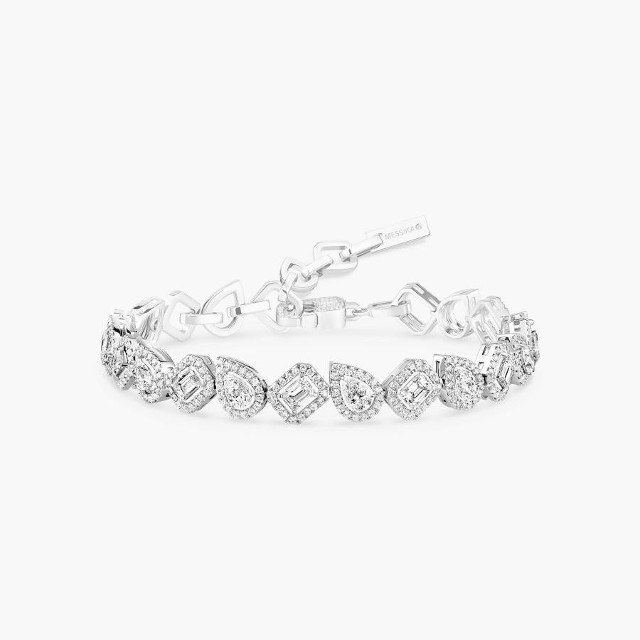 - Una reinterpretazione originale e inaspettata del fiume di diamanti, con l'alternanza di diamanti con taglio a pera e smeraldo per un bellissimo gioco di contrasti.
- Pietre centrali di dimensioni significative (0,15 carati ciascuna) per un