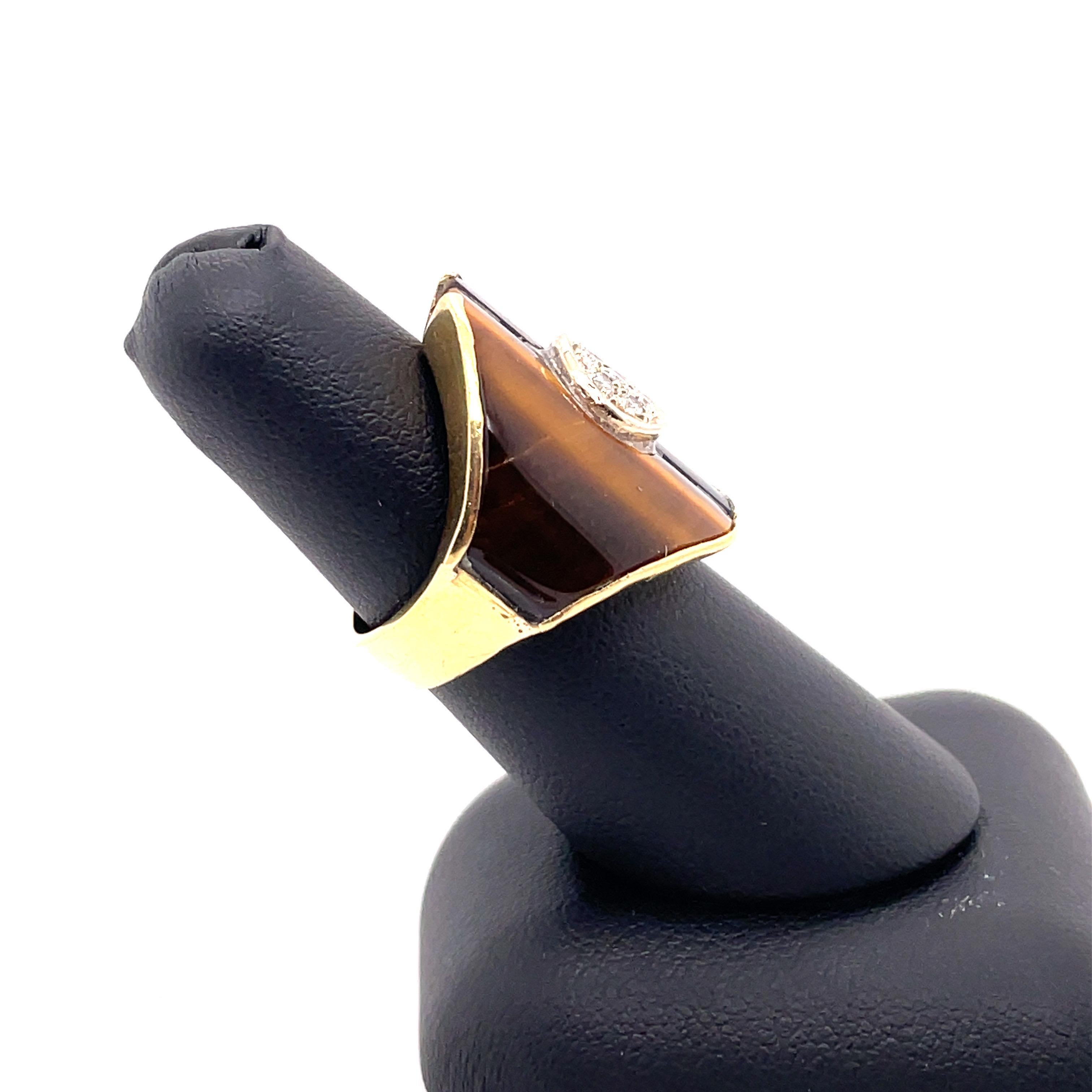 Unglaubliche Vintage Tigerauge Ring in einer solchen einzigartigen Zigarre Band Stil Retro-Ring mit hellen lebendigen Diamanten in der Mitte alle in 18kt Gelbgold gesetzt akzentuiert.