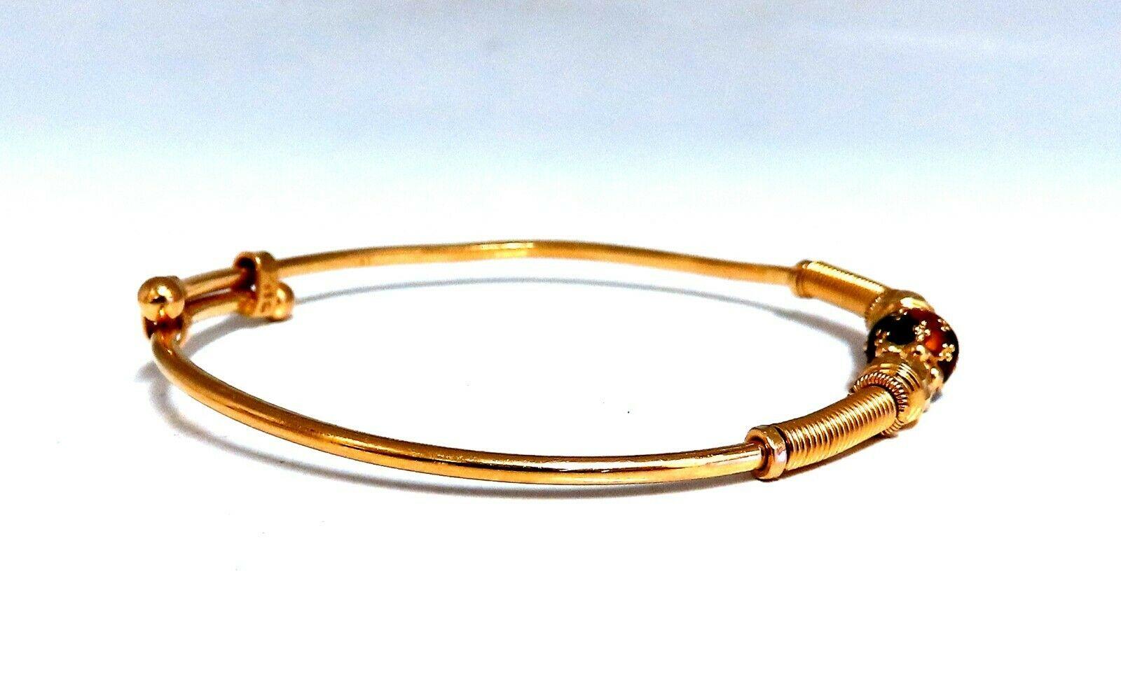 Twin Girl's Vintage Bangle Bracelet

Tested, 18kt gold.

Intricate details

For 4-5 inch wrist.

10.7 Grams.

2 x 1.9 inch

5.8mm circulating ball