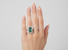 Anello bicolore in oro 18 carati con 3,50 carati complessivi di tormalina verde e diamanti