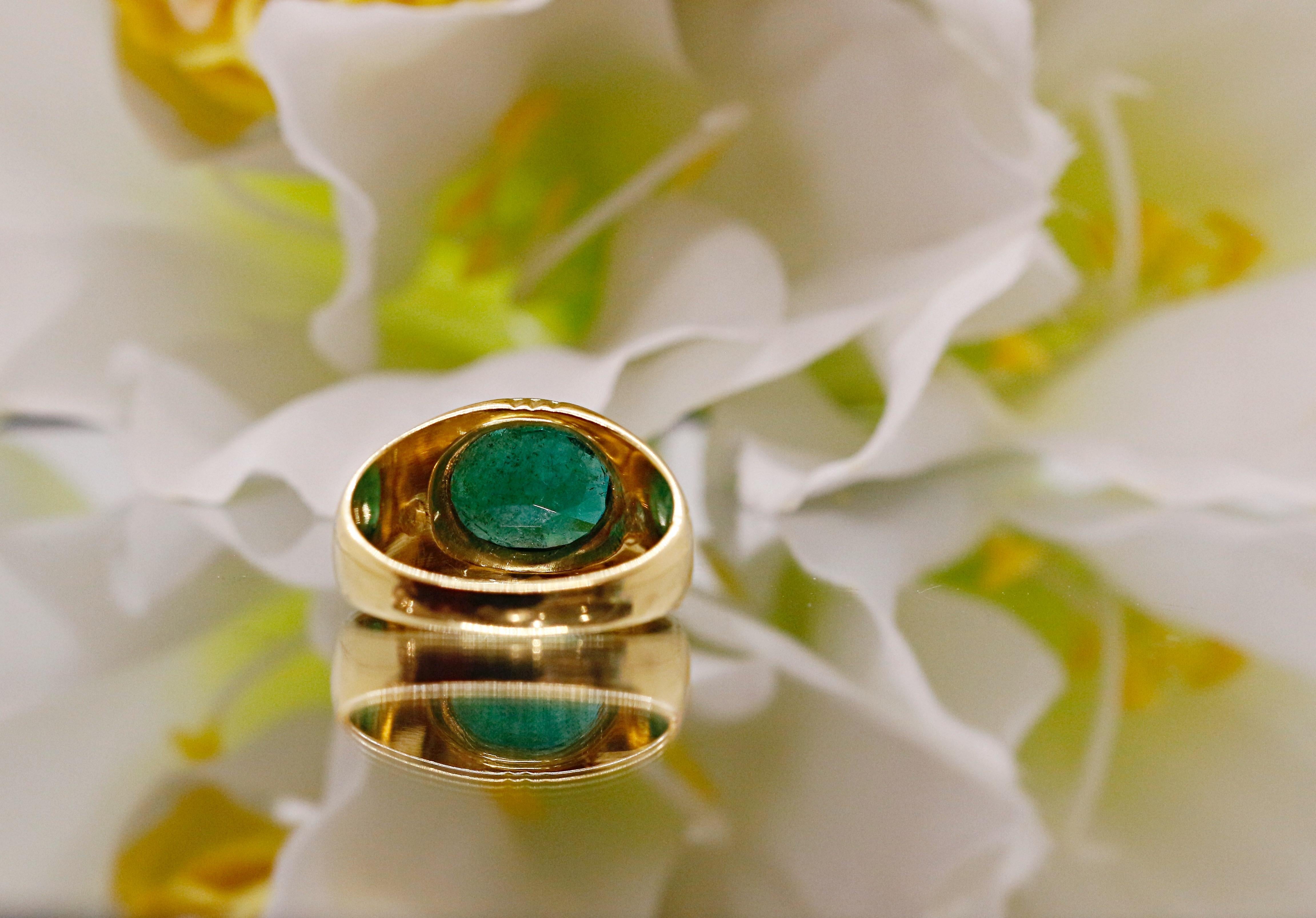 18kt Unisex Emerald Ring In New Condition For Sale In Fukuoka City, Fukuoka