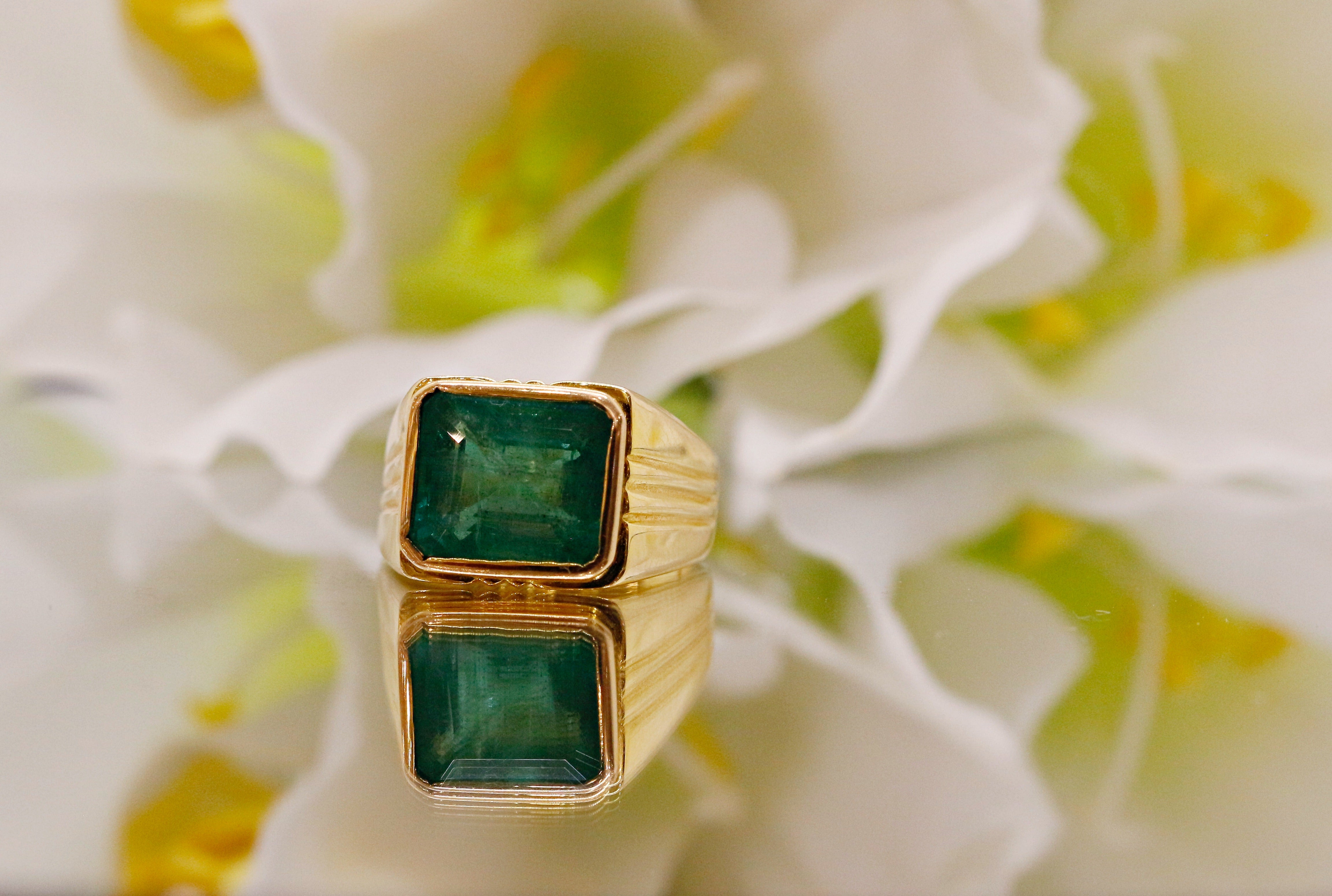 18kt Unisex Emerald Ring For Sale