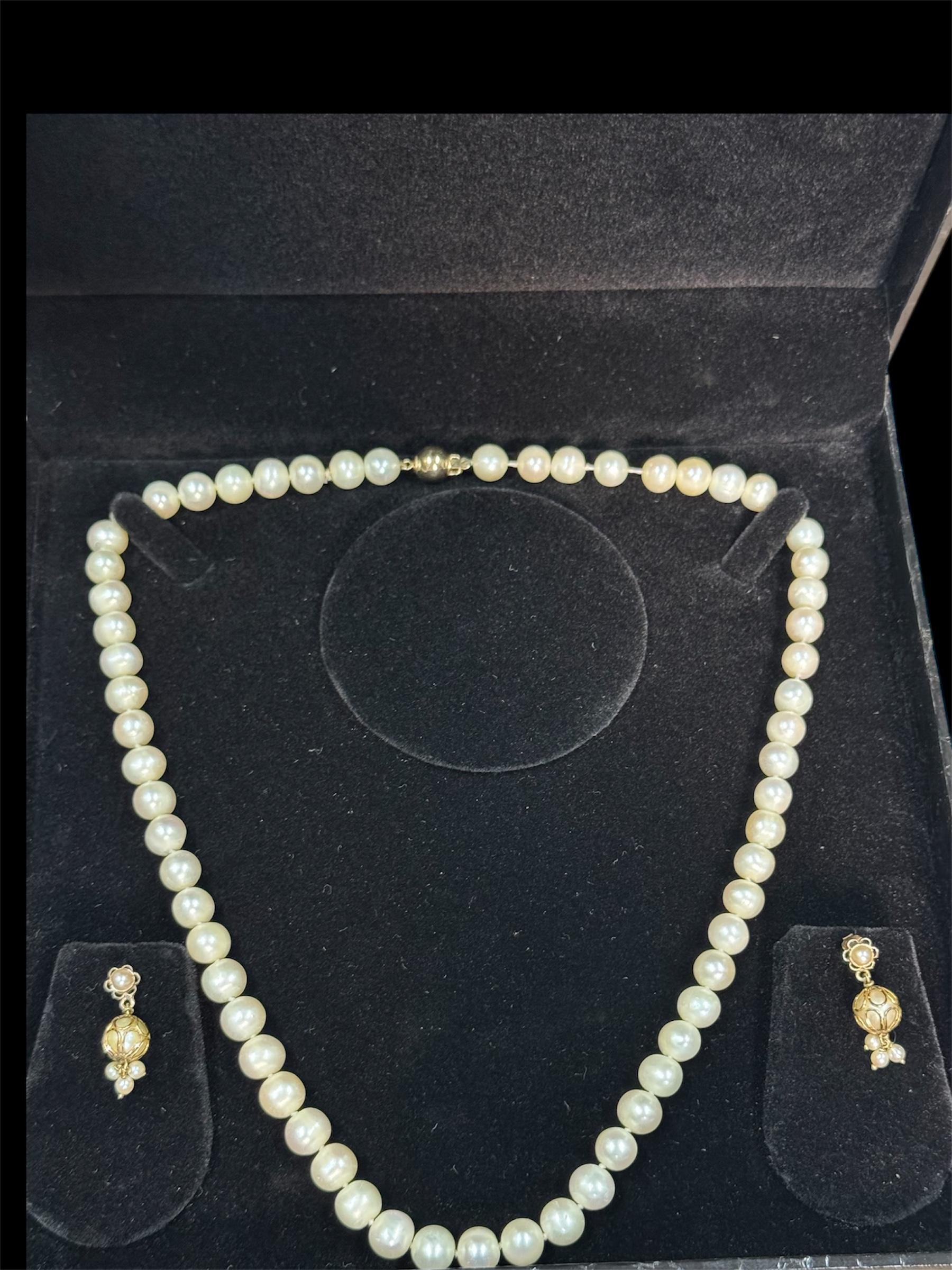 Chiusura in oro 14kt Qualità Collana di perle coltivate lunga 51 cm, grande 6 mm circa con
UnoAErre ha segnato un paio di orecchini di perle montate in oro 18 carati, con una caduta di 2 cm.
Questa è una collana di perle con chiusura a gancio in oro